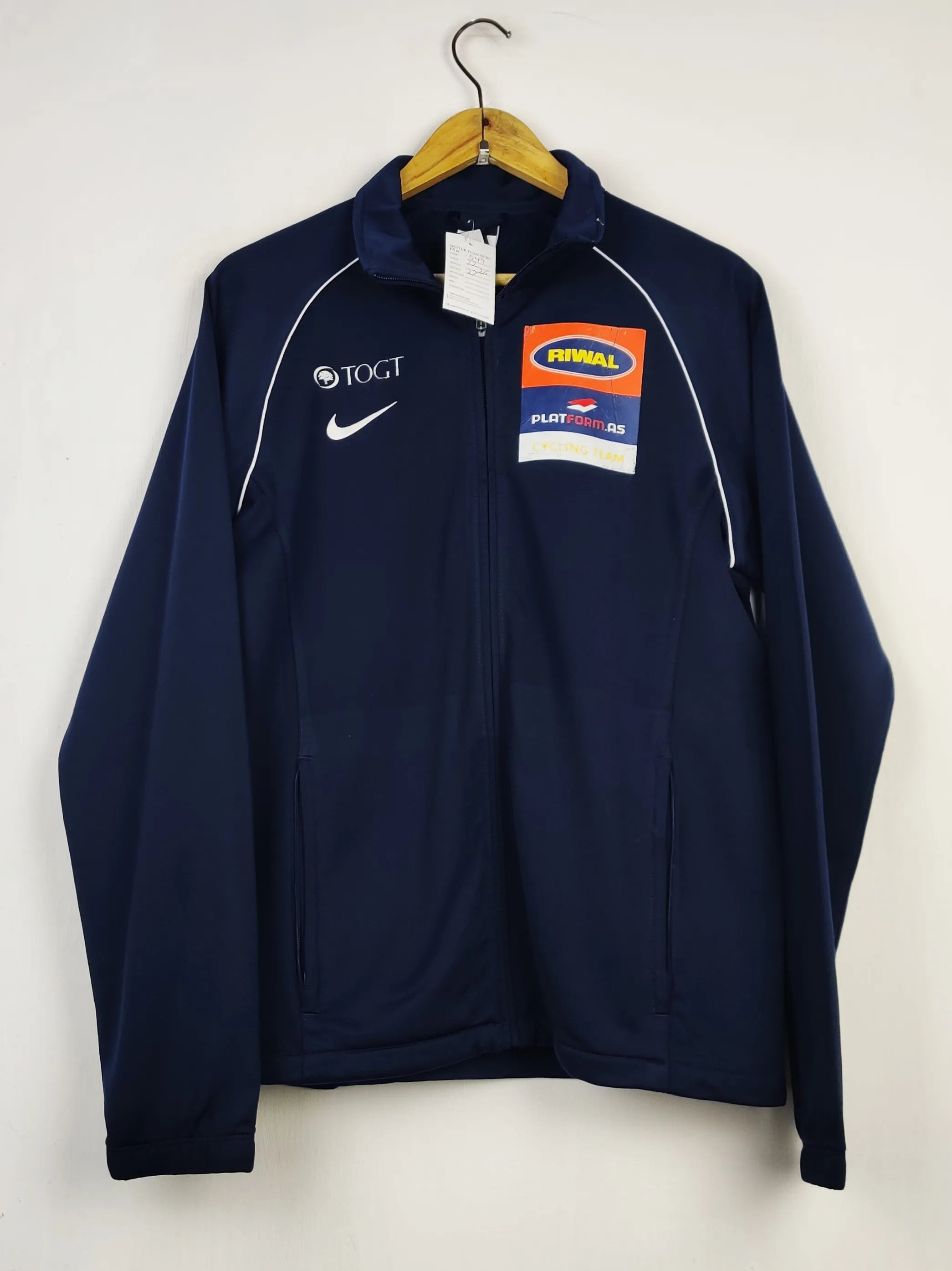 Buy online pre-used pre-loved 100% authentic & Original branded N.I.K.E (MH-549) available in Pakistan. Top international brands avilable.