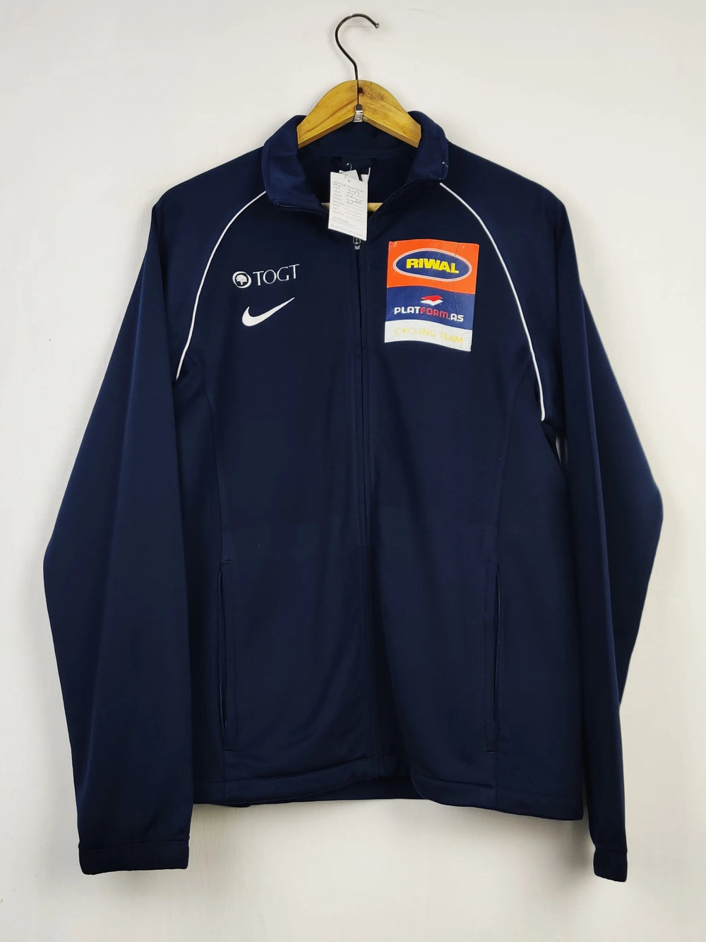 Buy online pre-used pre-loved 100% authentic & Original branded N.I.K.E (MH-549) available in Pakistan. Top international brands avilable.