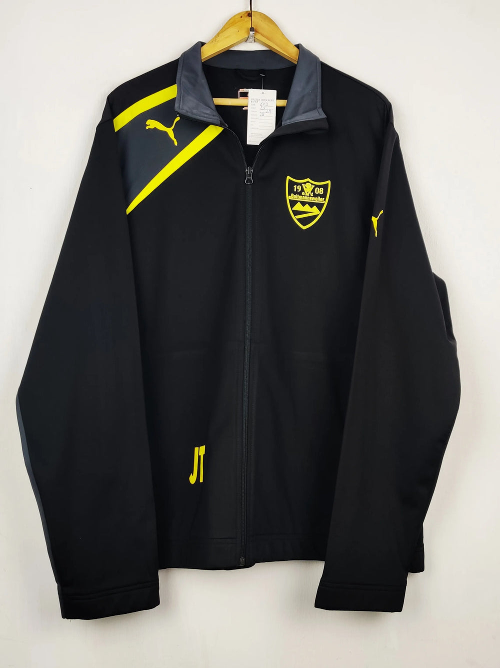Buy online pre-used pre-loved 100% authentic & Original branded P.U.M.A (MH-603) available in Pakistan. Top international brands avilable.
