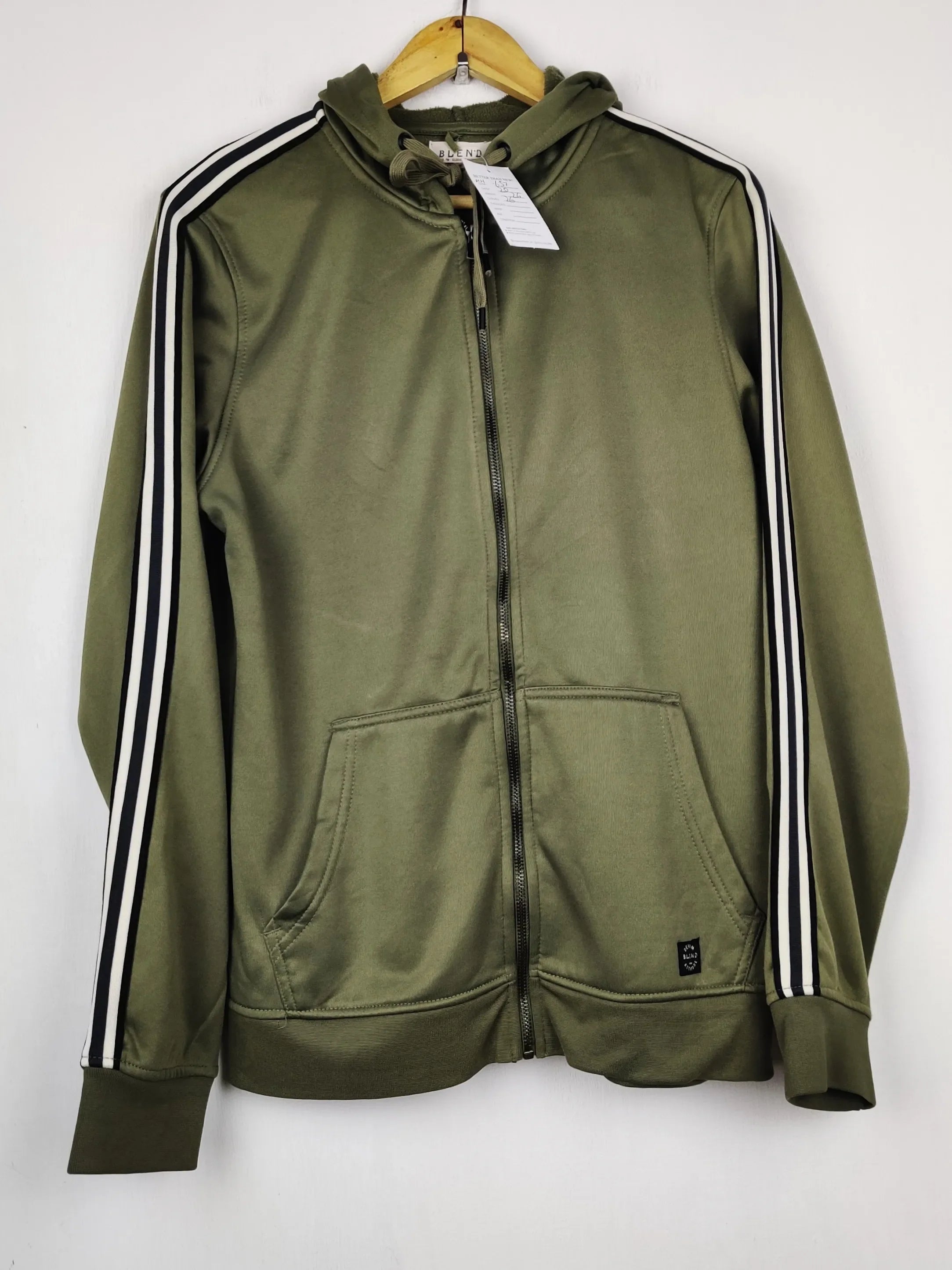 Buy online pre-used pre-loved 100% authentic & Original branded Blend (MH-637) available in Pakistan. Top international brands avilable.