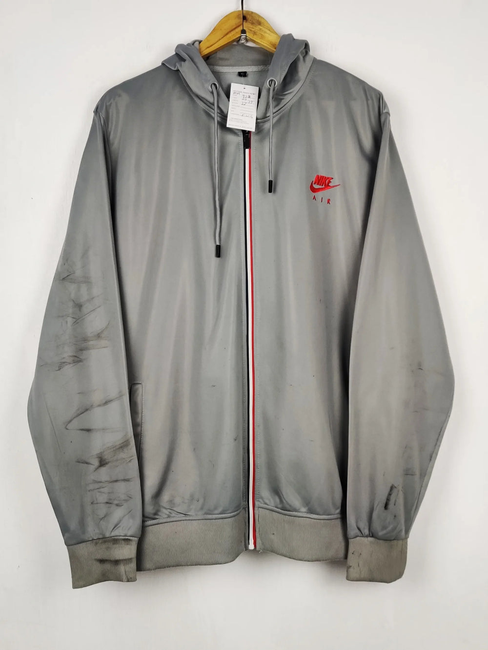Buy online pre-used pre-loved 100% authentic & Original branded N.I.K.E (MH-758) available in Pakistan. Top international brands avilable.