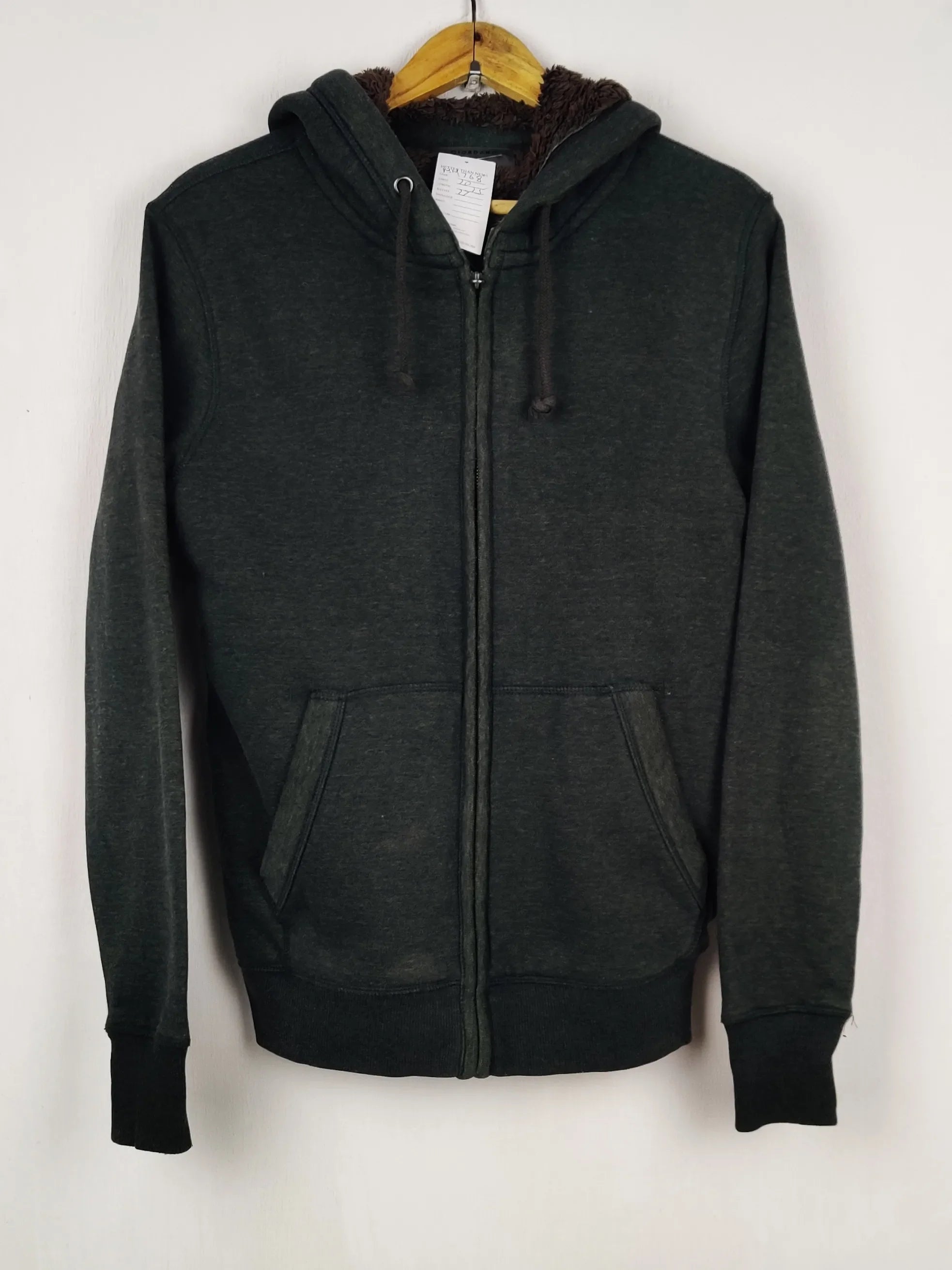 Buy online pre-used pre-loved 100% authentic & Original branded Giordano (MH-768) available in Pakistan. Top international brands avilable.