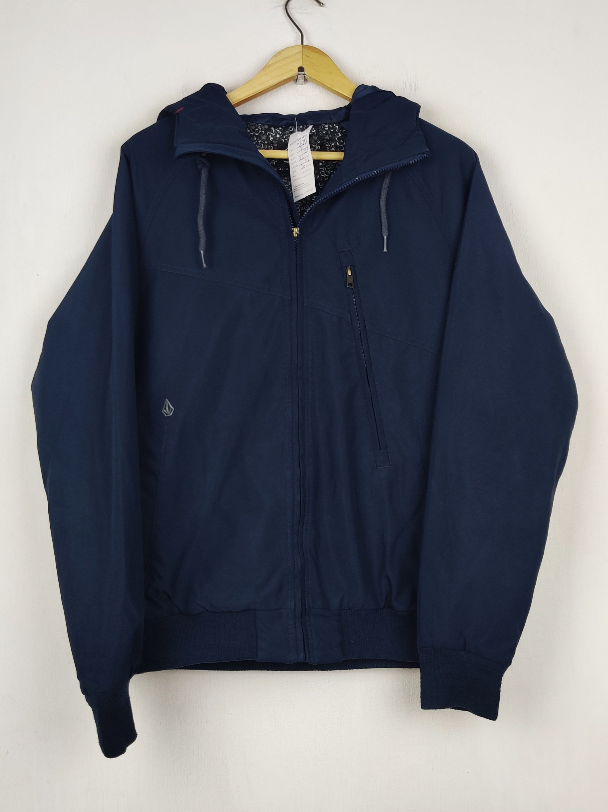 Buy online pre-used pre-loved 100% authentic & Original branded Volcom (MJ-351) available in Pakistan. Top international brands avilable.