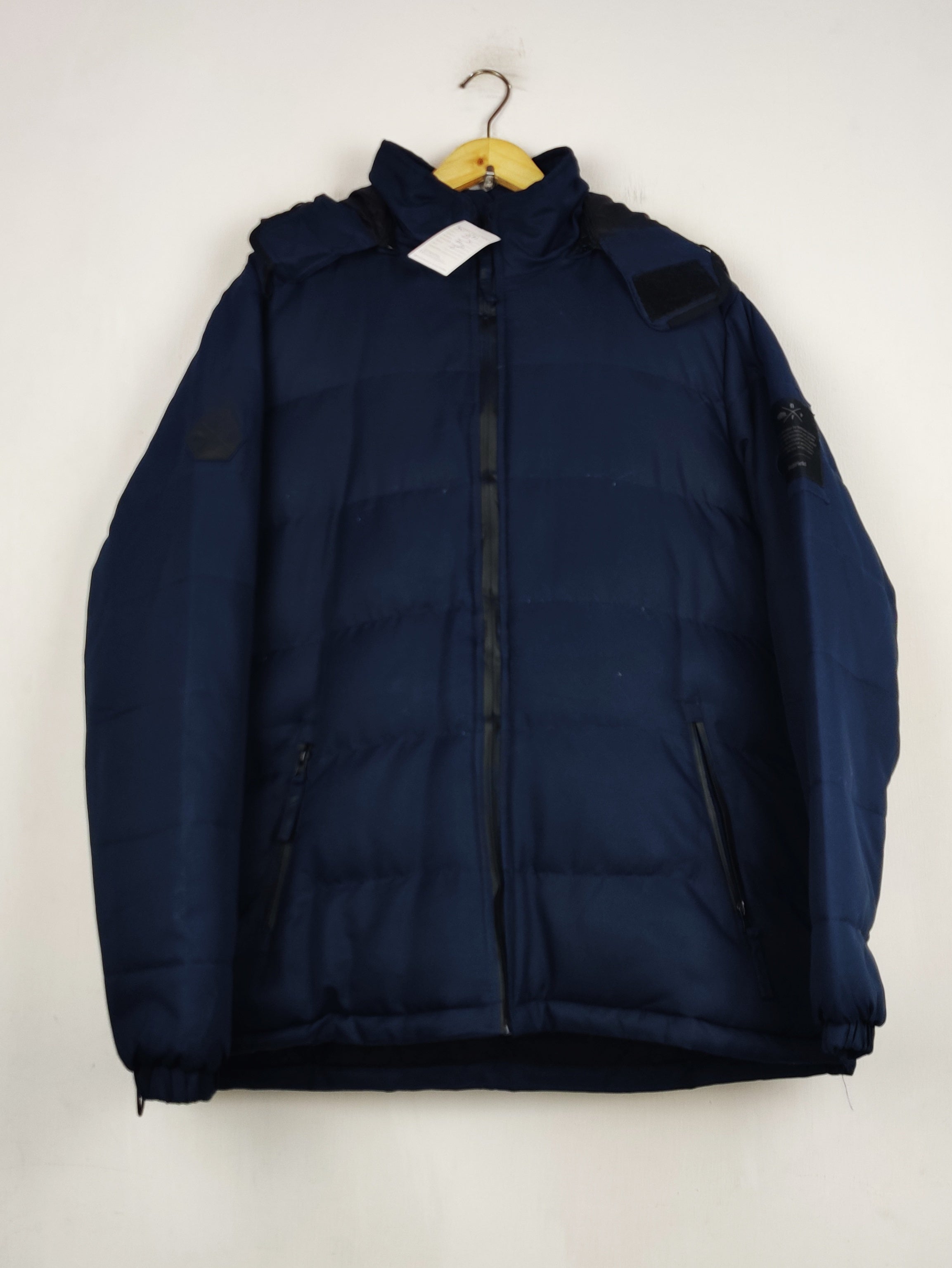 Buy online pre-used pre-loved 100% authentic & Original branded Bellfield (MJ-561) available in Pakistan. Top international brands avilable.