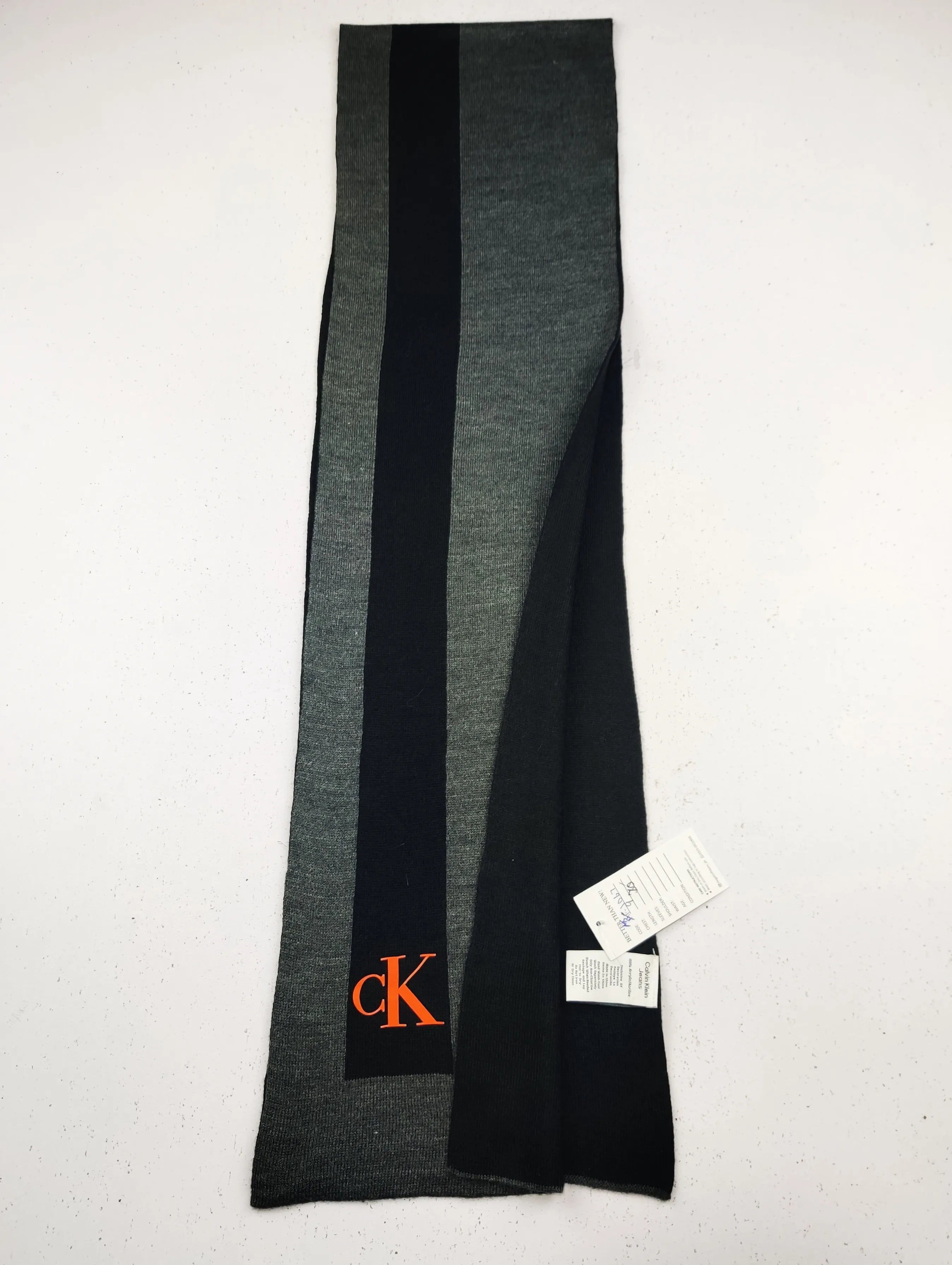 Buy online pre-used pre-loved 100% authentic & Original branded C.O.A.C.H (MS-1067) available in Pakistan. Top international brands avilable.