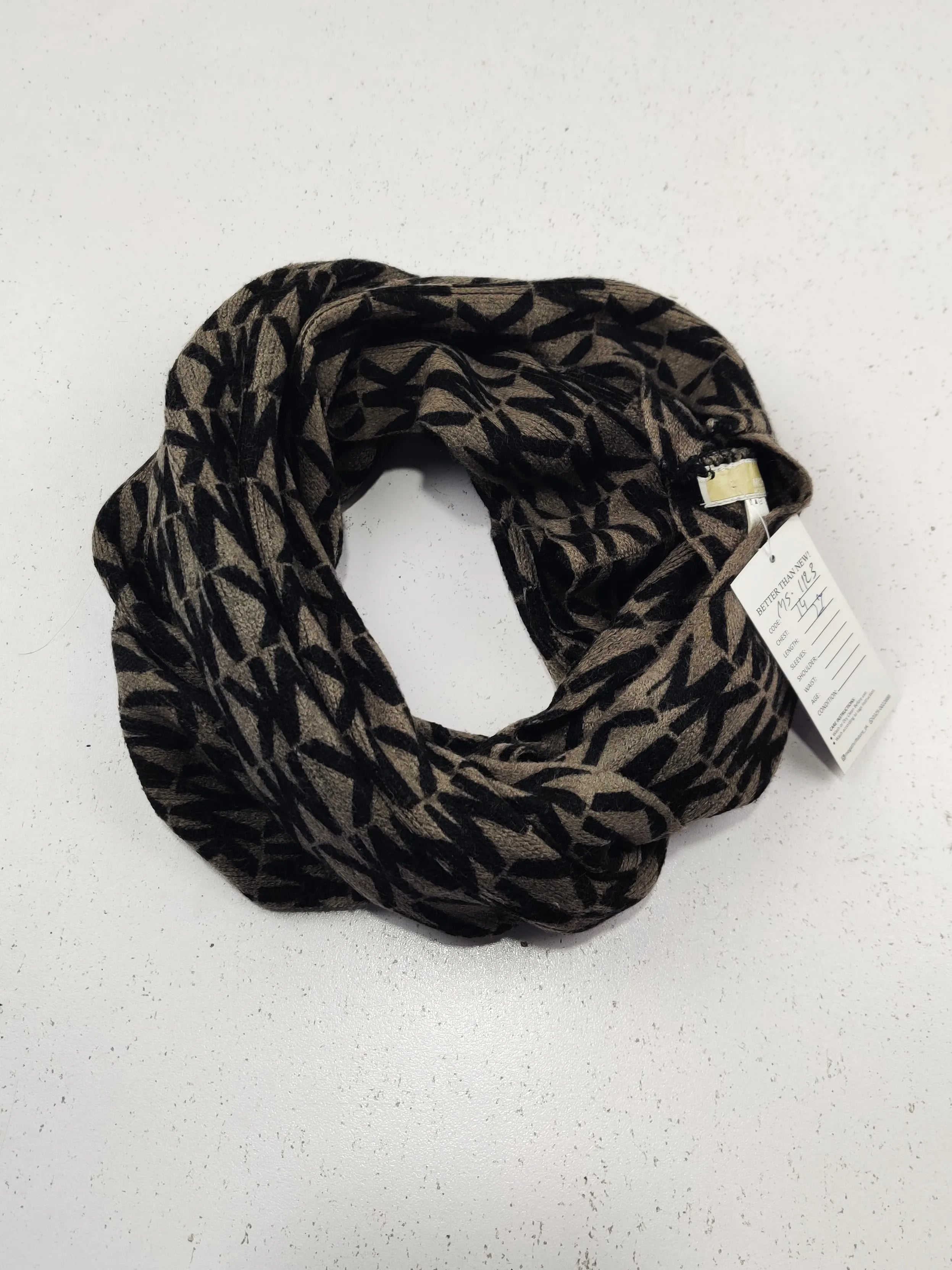 Buy online pre-used pre-loved 100% authentic & Original branded M.I.C.H.A.E.L K.O.R.S (MS-1123) available in Pakistan. Top international brands avilable.