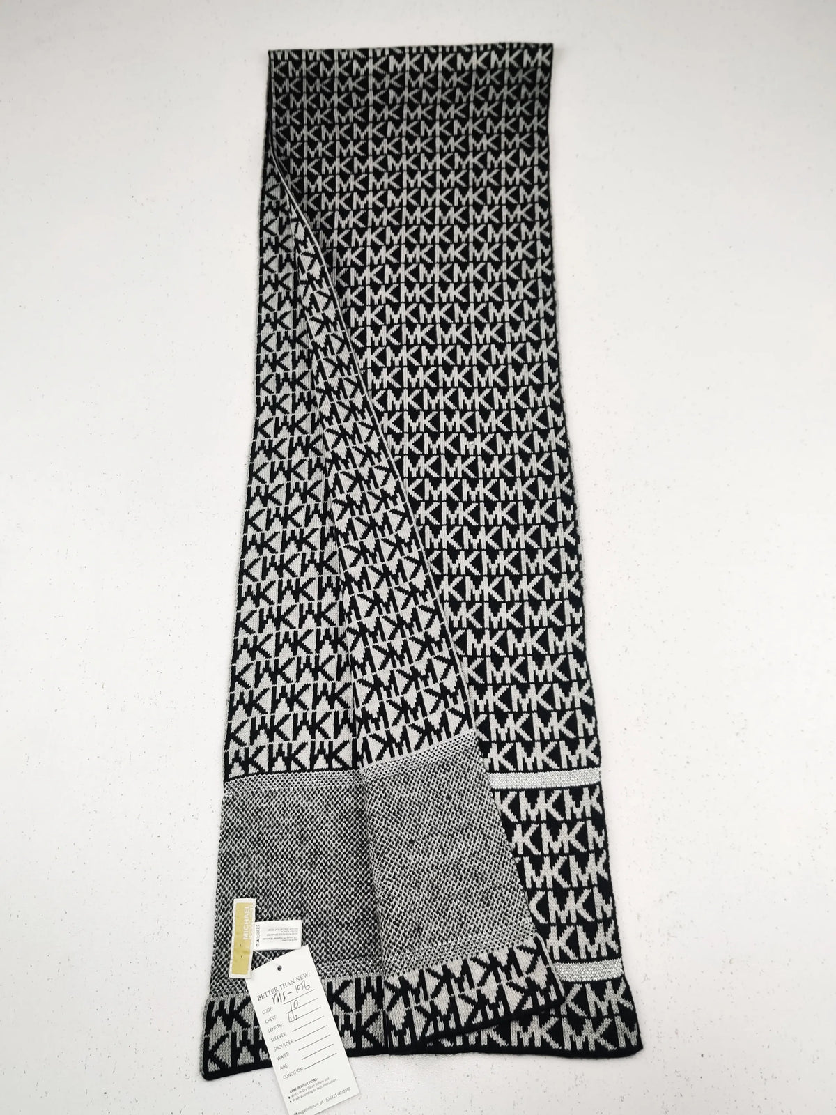 Buy online pre-used pre-loved 100% authentic & Original branded M.I.C.H.A.E.L K.O.R.S (MS-1156) available in Pakistan. Top international brands avilable.