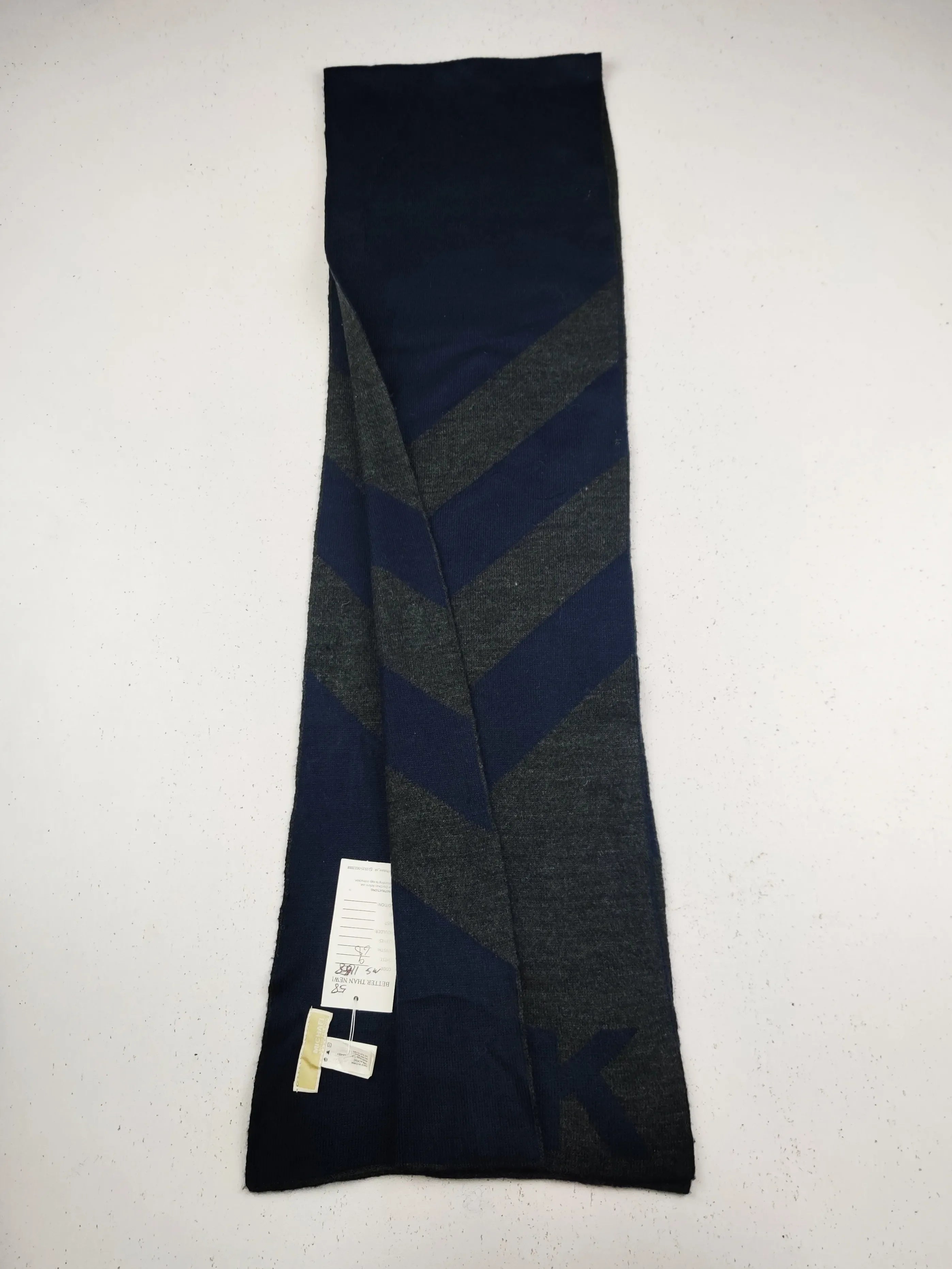 Buy online pre-used pre-loved 100% authentic & Original branded M.I.C.H.A.E.L K.O.R.S (MS-1158) available in Pakistan. Top international brands avilable.