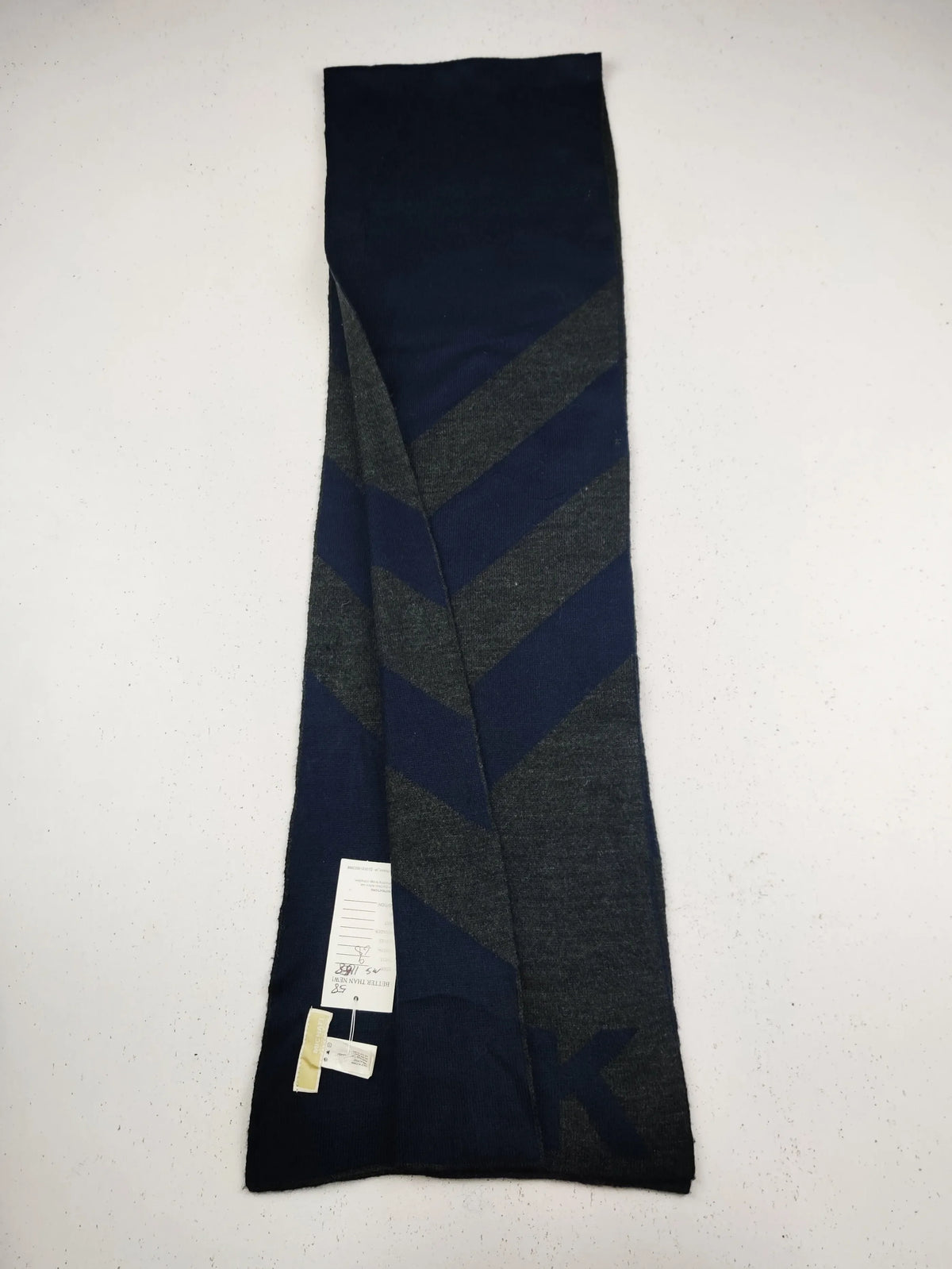 Buy online pre-used pre-loved 100% authentic & Original branded M.I.C.H.A.E.L K.O.R.S (MS-1158) available in Pakistan. Top international brands avilable.