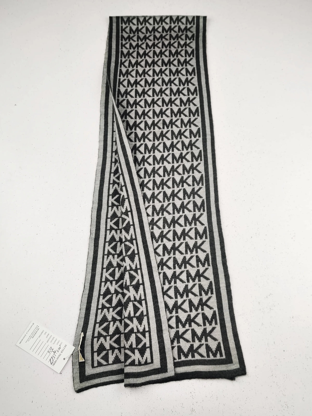 Buy online pre-used pre-loved 100% authentic & Original branded M.I.C.H.A.E.L K.O.R.S (MS-1177) available in Pakistan. Top international brands avilable.