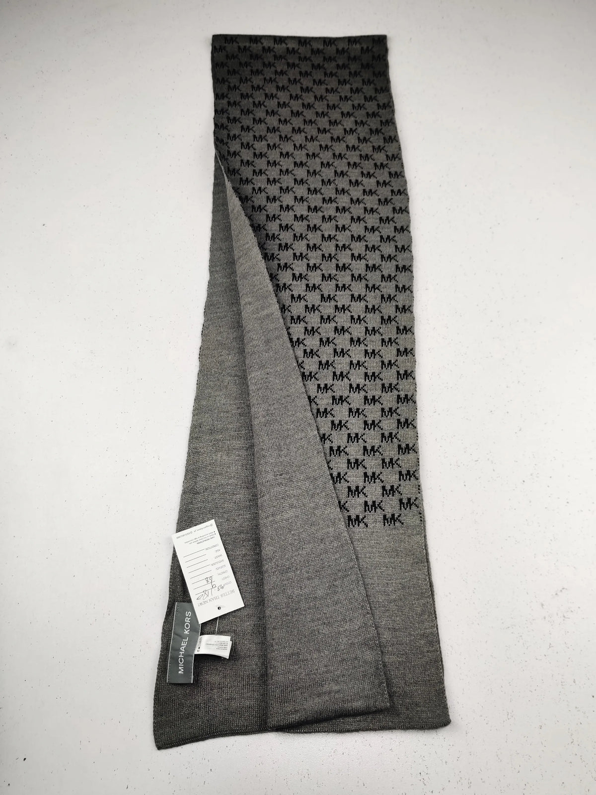 Buy online pre-used pre-loved 100% authentic & Original branded M.I.C.H.A.E.L K.O.R.S (MS-1180) available in Pakistan. Top international brands avilable.