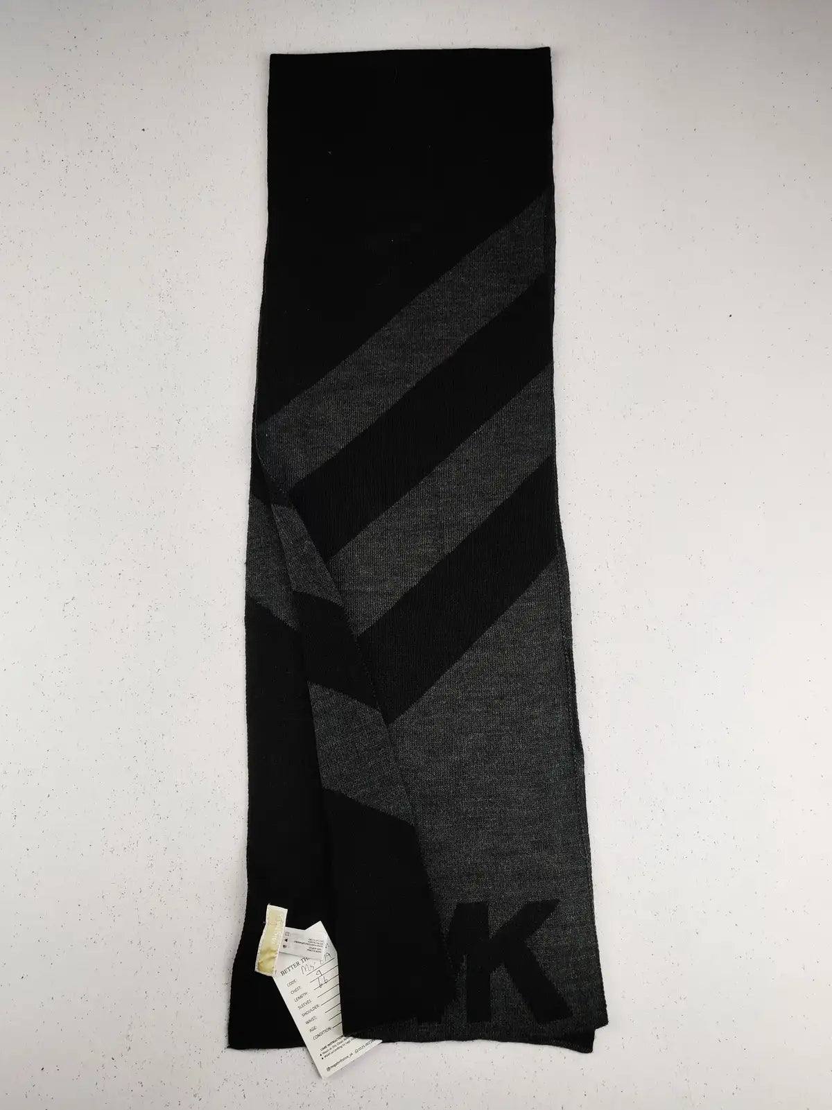 Buy online pre-used pre-loved 100% authentic & Original branded Michael Kors (MS-679) available in Pakistan. Top international brands avilable.