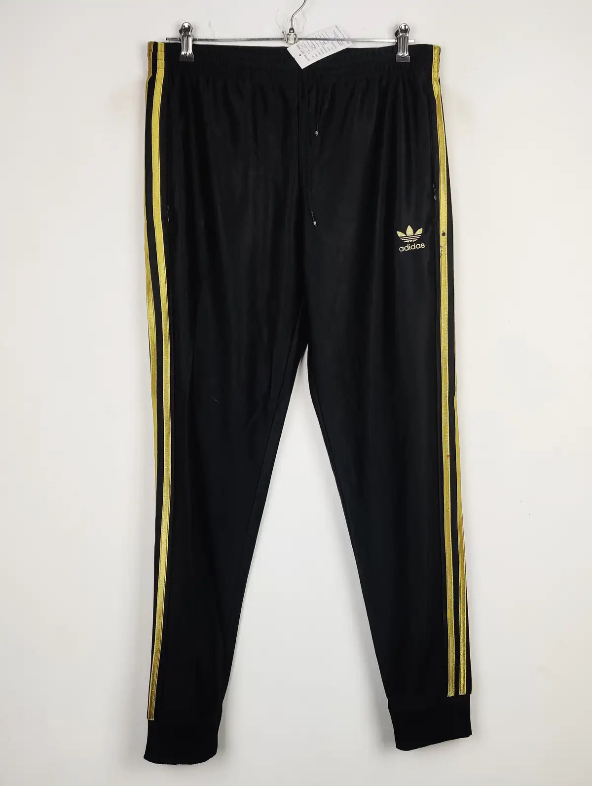 Buy online pre-used pre-loved 100% authentic & Original branded Adidas (MT-1047) available in Pakistan. Top international brands avilable.