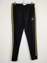 Buy online pre-used pre-loved 100% authentic & Original branded Adidas (MT-1047) available in Pakistan. Top international brands avilable.