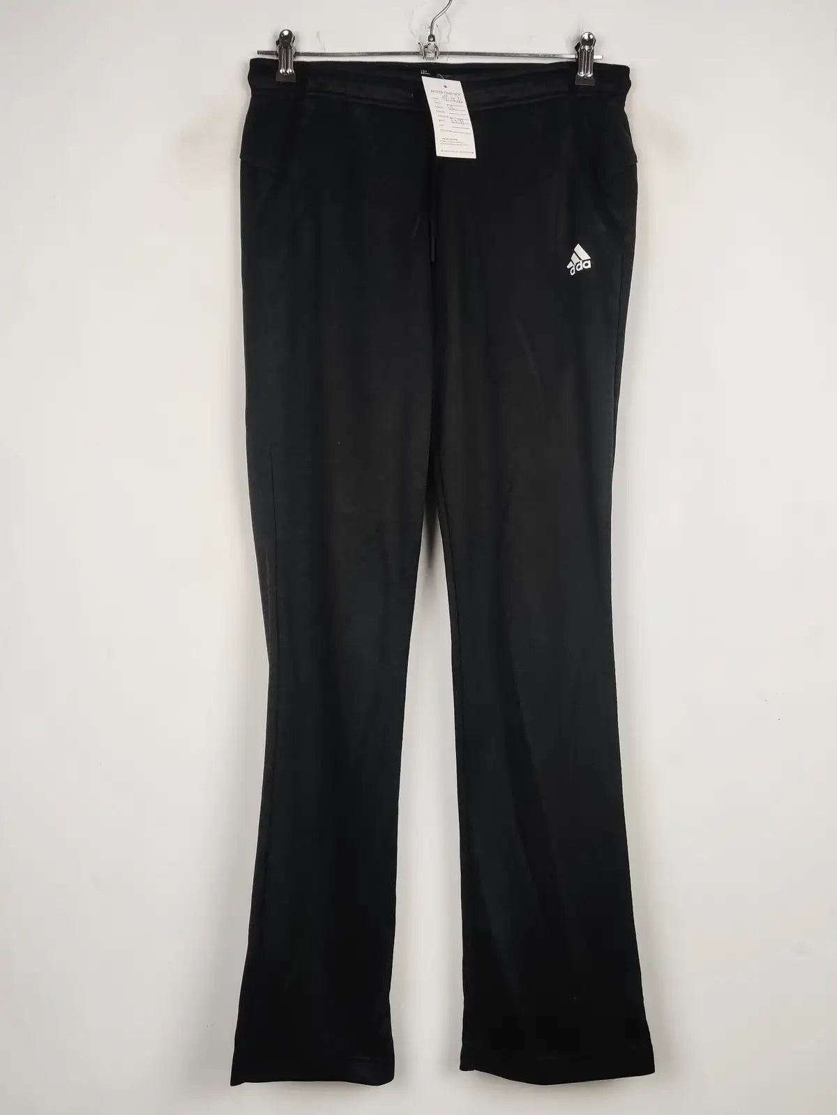 Buy online pre-used pre-loved 100% authentic & Original branded Adidas (MT-1076) available in Pakistan. Top international brands avilable.