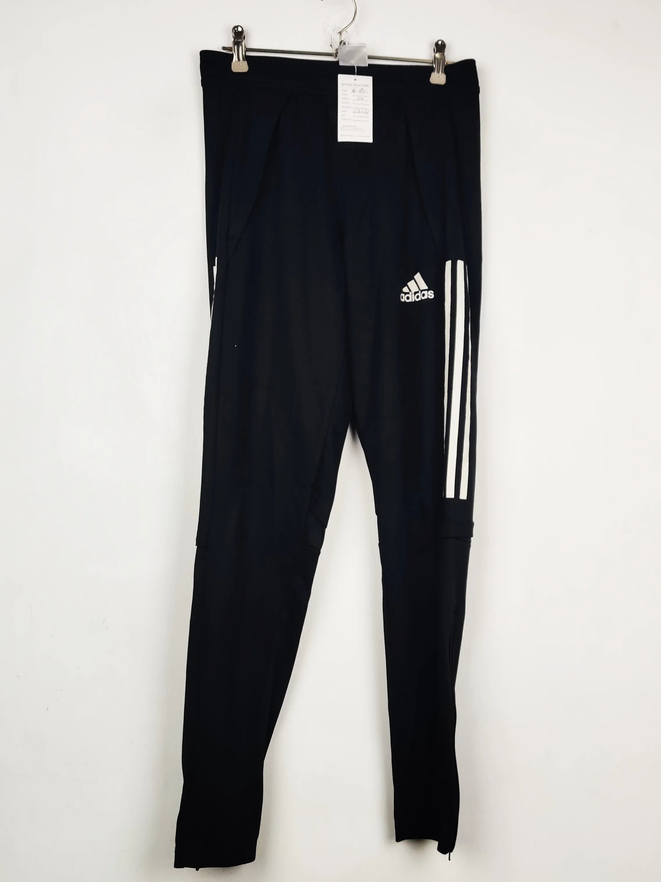 Buy online pre-used pre-loved 100% authentic & Original branded Adidas (MT-1190) available in Pakistan. Top international brands avilable.