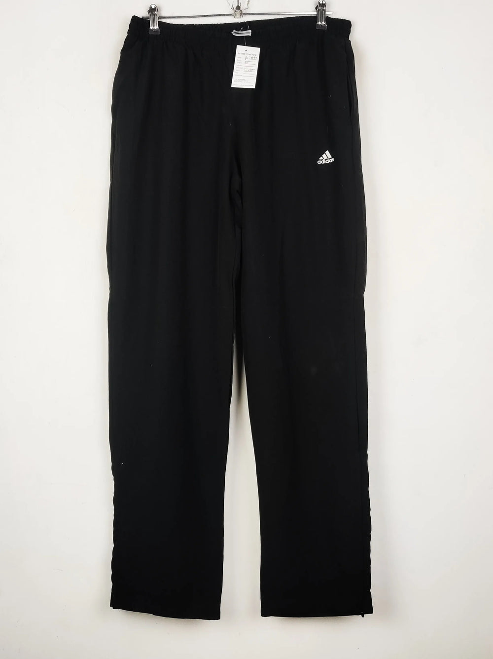 Buy online pre-used pre-loved 100% authentic & Original branded Adidas (MT-1192) available in Pakistan. Top international brands avilable.