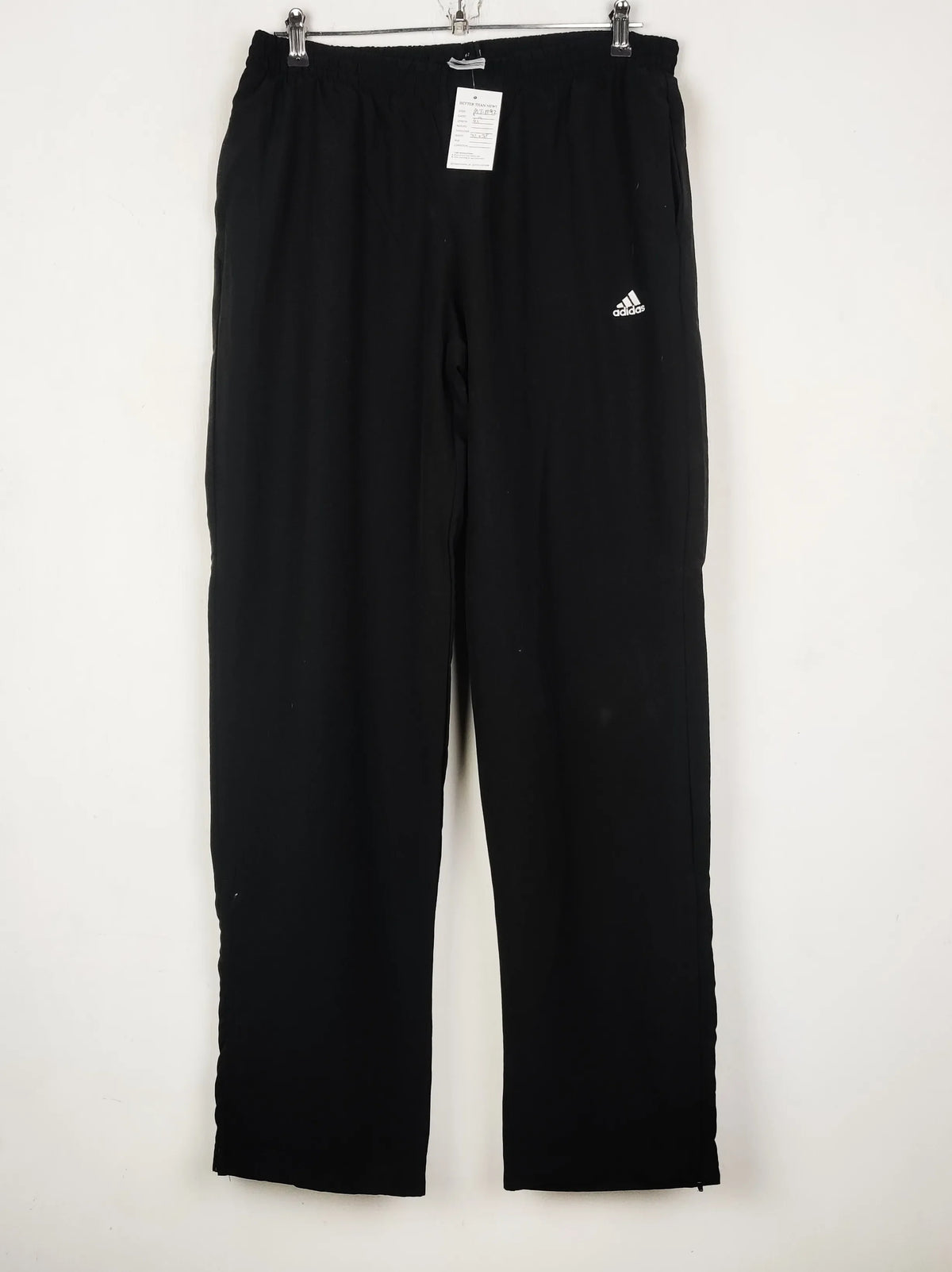 Buy online pre-used pre-loved 100% authentic & Original branded Adidas (MT-1192) available in Pakistan. Top international brands avilable.
