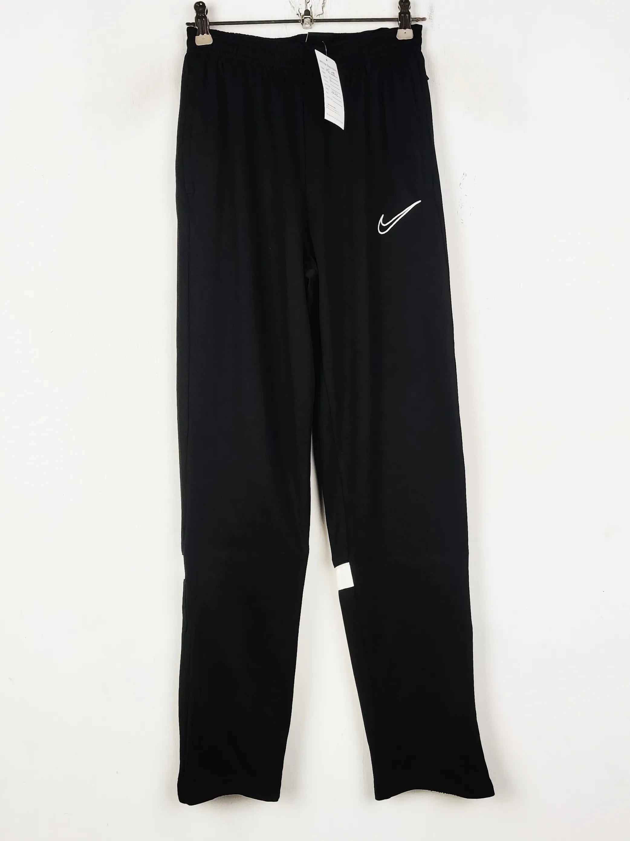 Buy online pre-used pre-loved 100% authentic & Original branded Nike (MT-1199) available in Pakistan. Top international brands avilable.