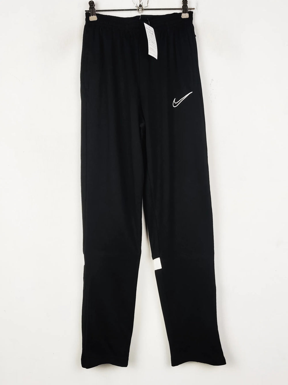 Buy online pre-used pre-loved 100% authentic & Original branded Nike (MT-1199) available in Pakistan. Top international brands avilable.