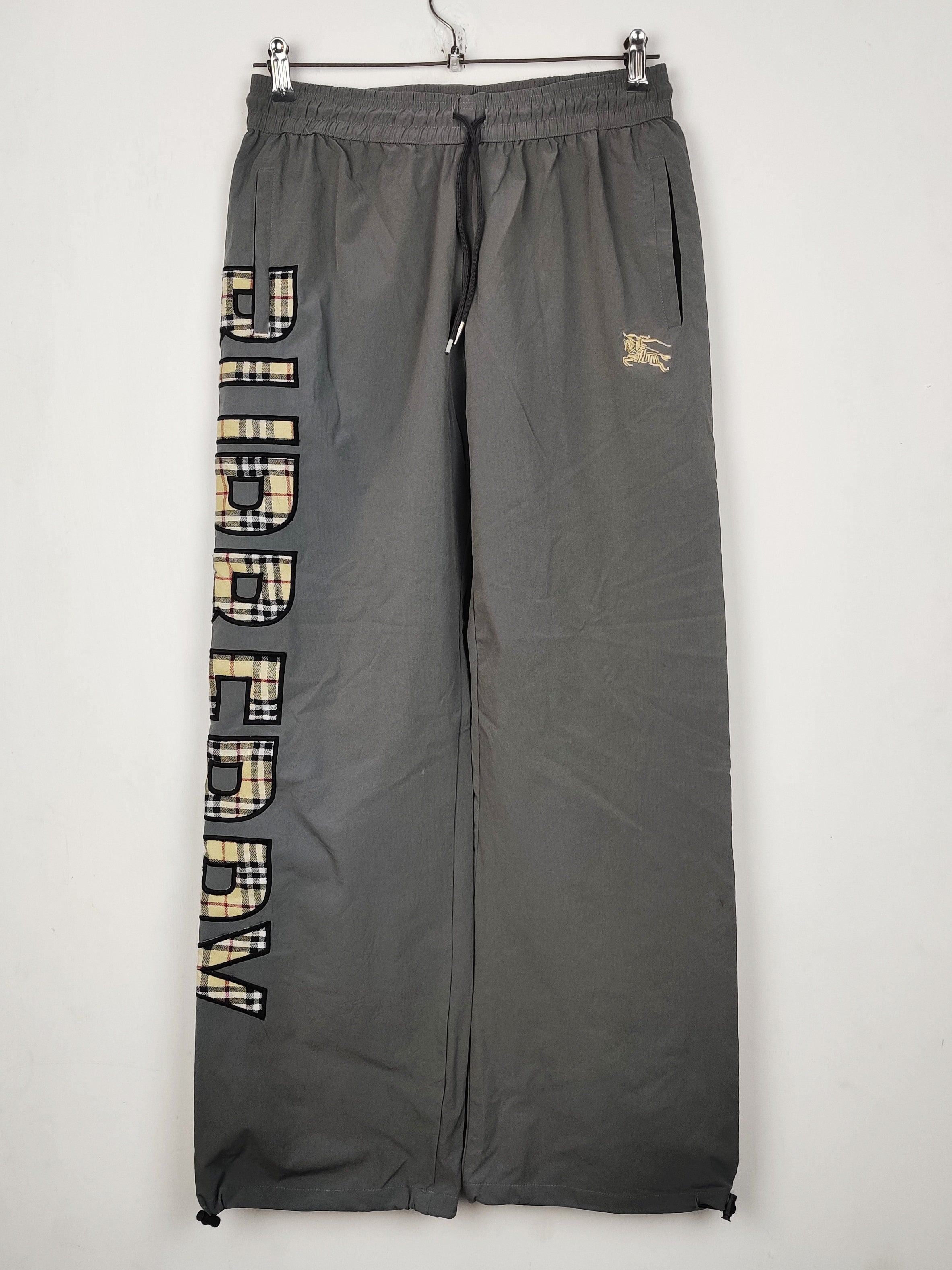 Buy online pre-used pre-loved 100% authentic & Original branded Burberry (MT-1229) available in Pakistan. Top international brands avilable.