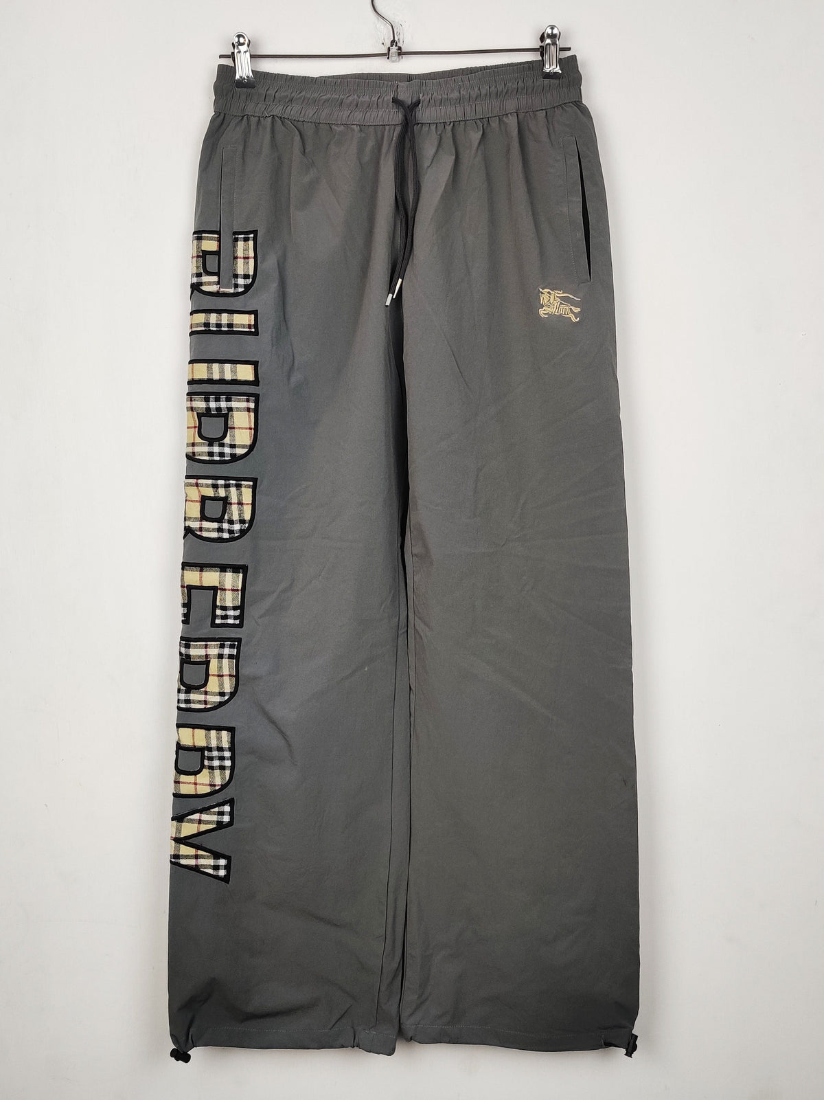 Buy online pre-used pre-loved 100% authentic & Original branded Burberry (MT-1229) available in Pakistan. Top international brands avilable.
