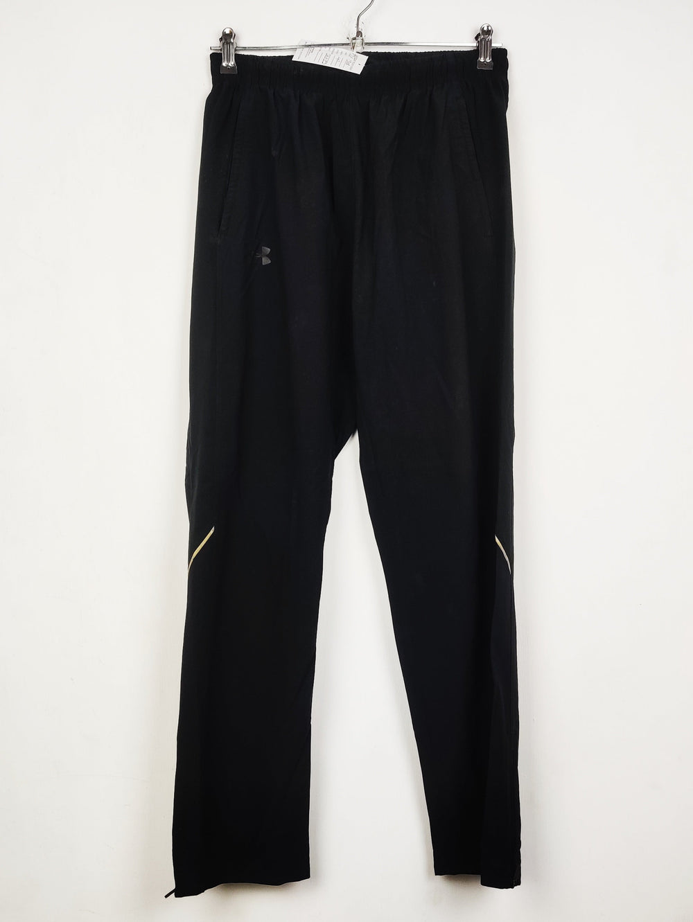 Buy online pre-used pre-loved 100% authentic & Original branded Under Armour (MT-1303) available in Pakistan. Top international brands avilable.