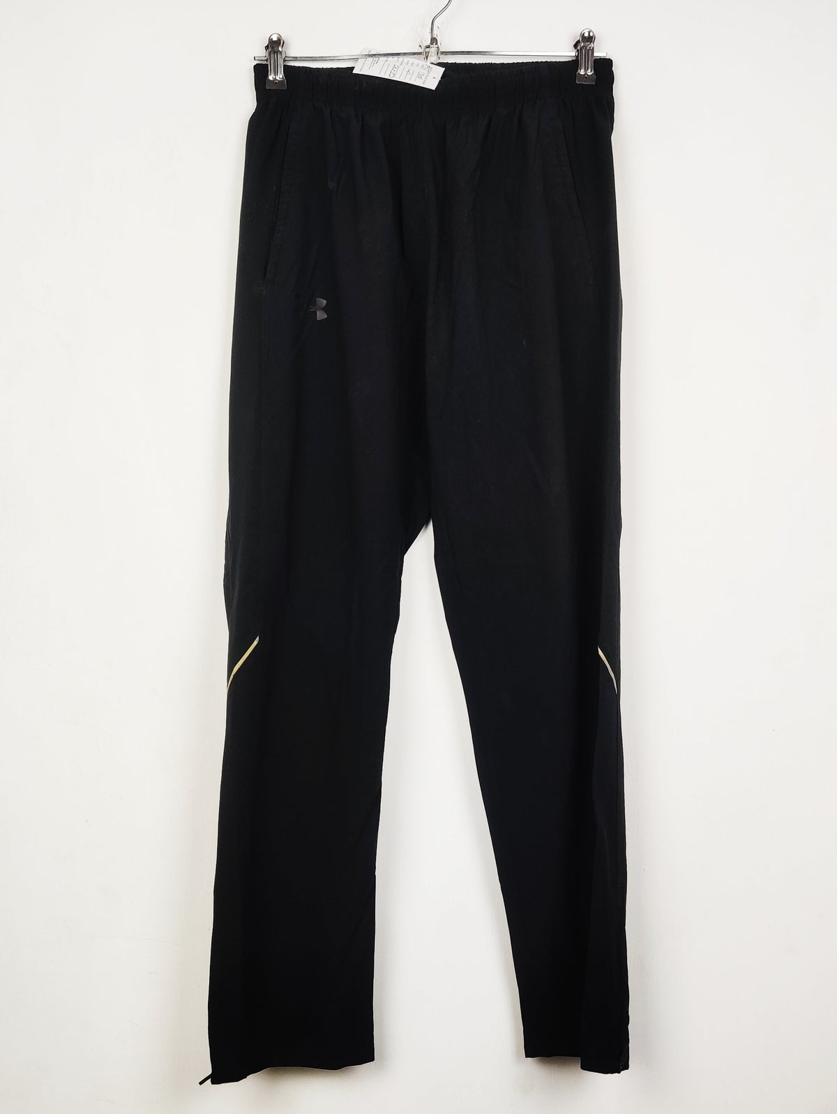 Buy online pre-used pre-loved 100% authentic & Original branded Under Armour (MT-1303) available in Pakistan. Top international brands avilable.