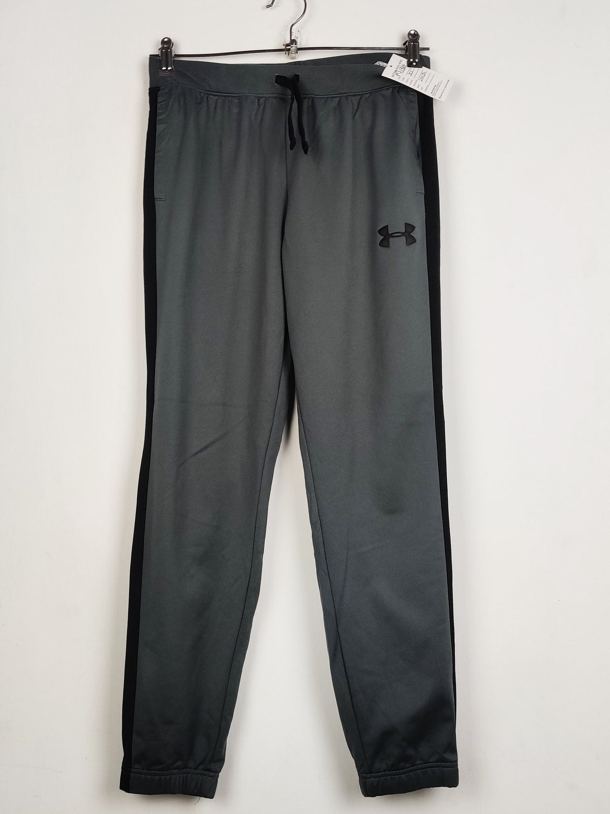Buy online pre-used pre-loved 100% authentic & Original branded Under Armour (MT-1310) available in Pakistan. Top international brands avilable.
