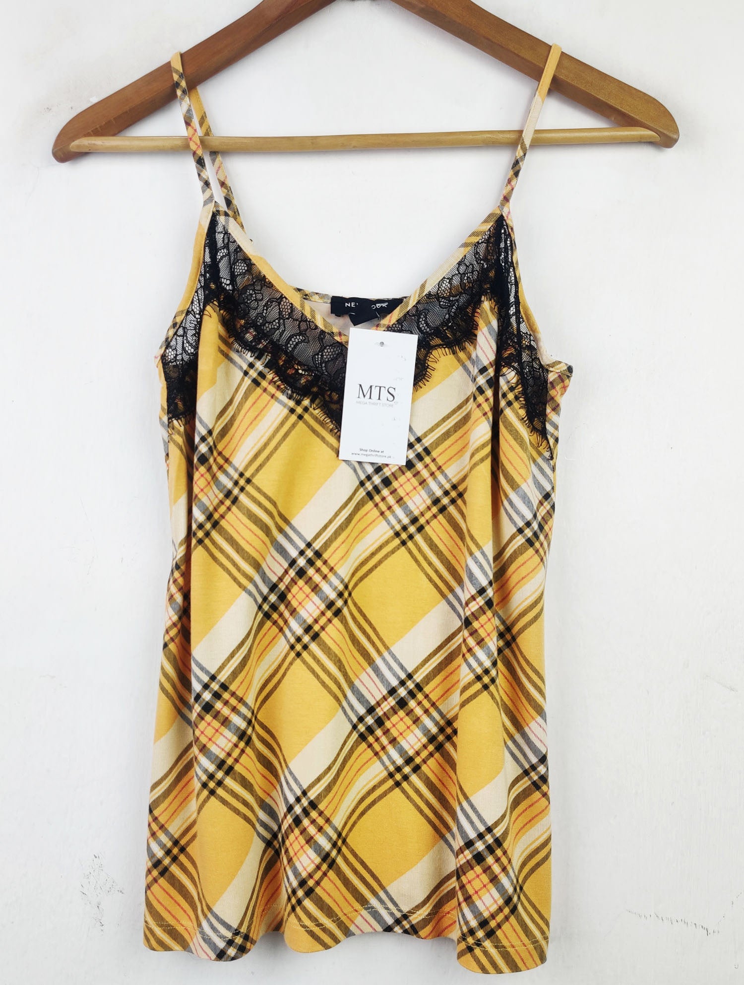 Buy online pre-used pre-loved 100% authentic & Original branded New Look (NL-1535) available in Pakistan. Top international brands avilable.