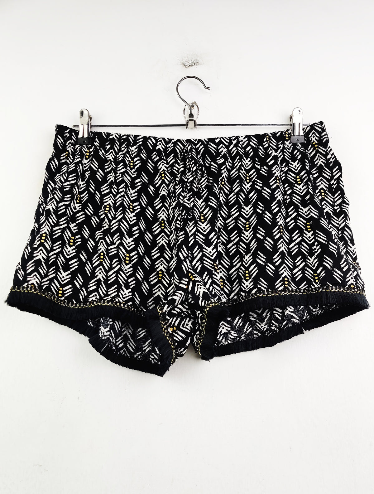 Buy online pre-used pre-loved 100% authentic & Original branded Love To Lounge (NL-1547) available in Pakistan. Top international brands avilable.