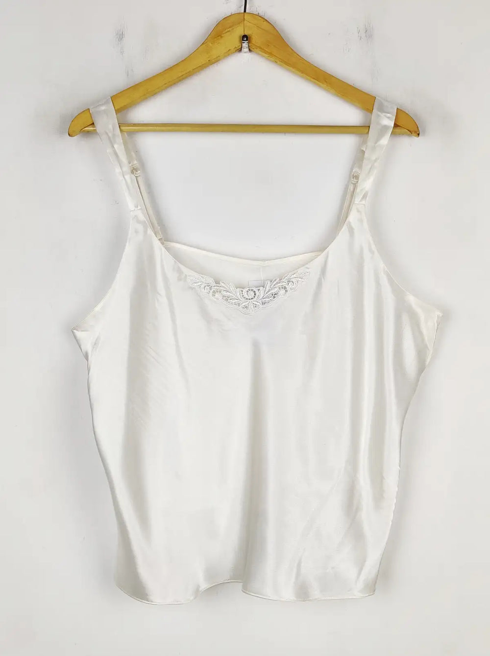 Buy online pre-used pre-loved 100% authentic & Original branded Unknown Brand (NL-1890) available in Pakistan. Top international brands avilable.