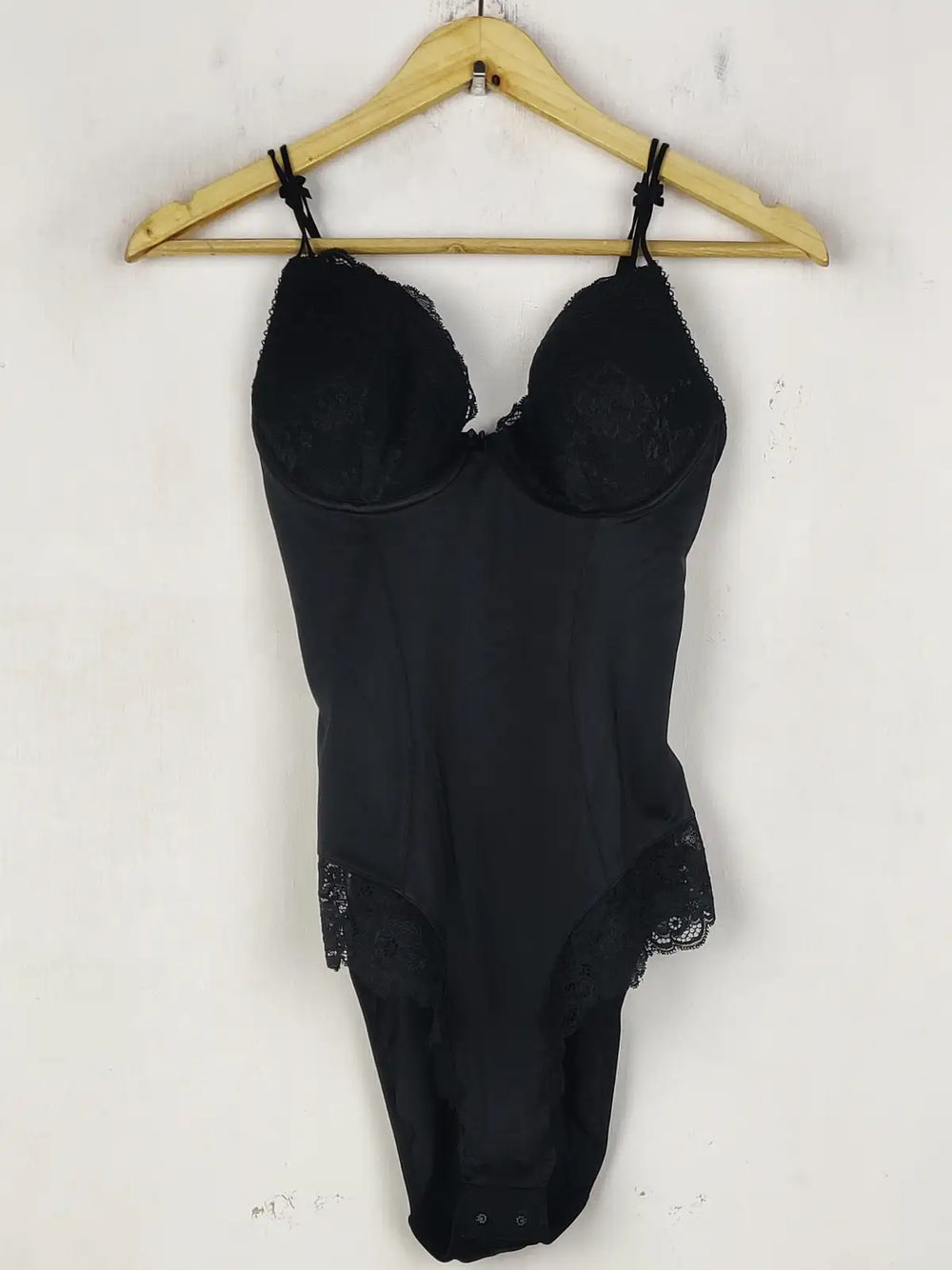 Buy online pre-used pre-loved 100% authentic & Original branded Marks & Spencer (NL-2420) available in Pakistan. Top international brands avilable.