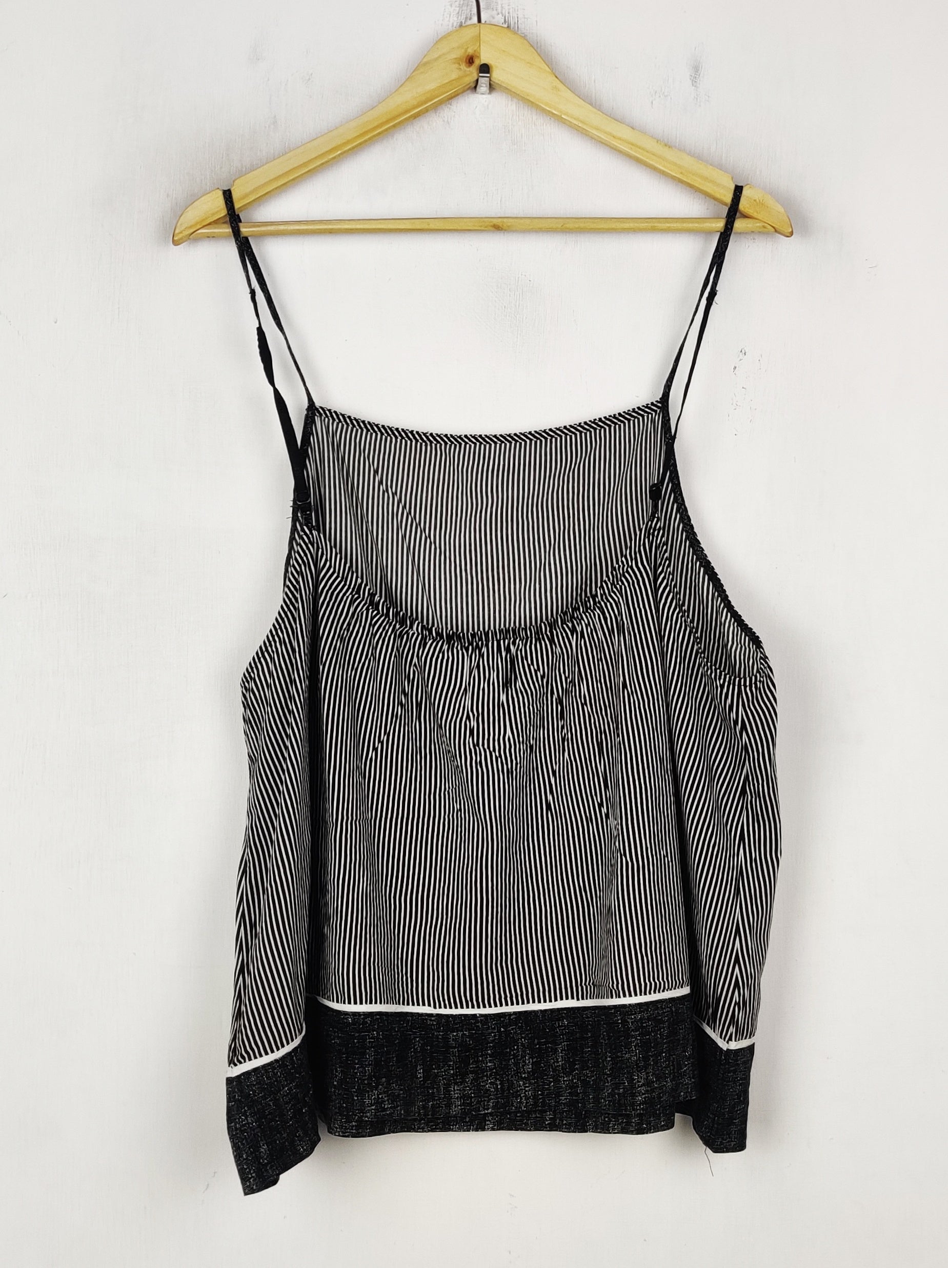 Dkny (NL-2430)