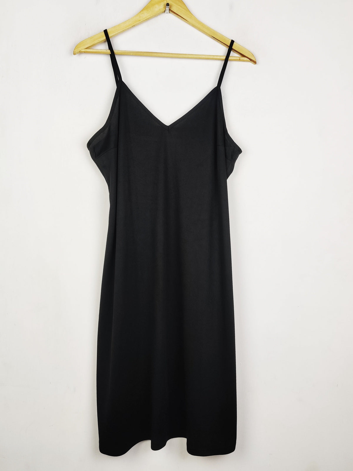 Buy online pre-used pre-loved 100% authentic & Original branded Unknown Brand (NL-2677) available in Pakistan. Top international brands avilable.