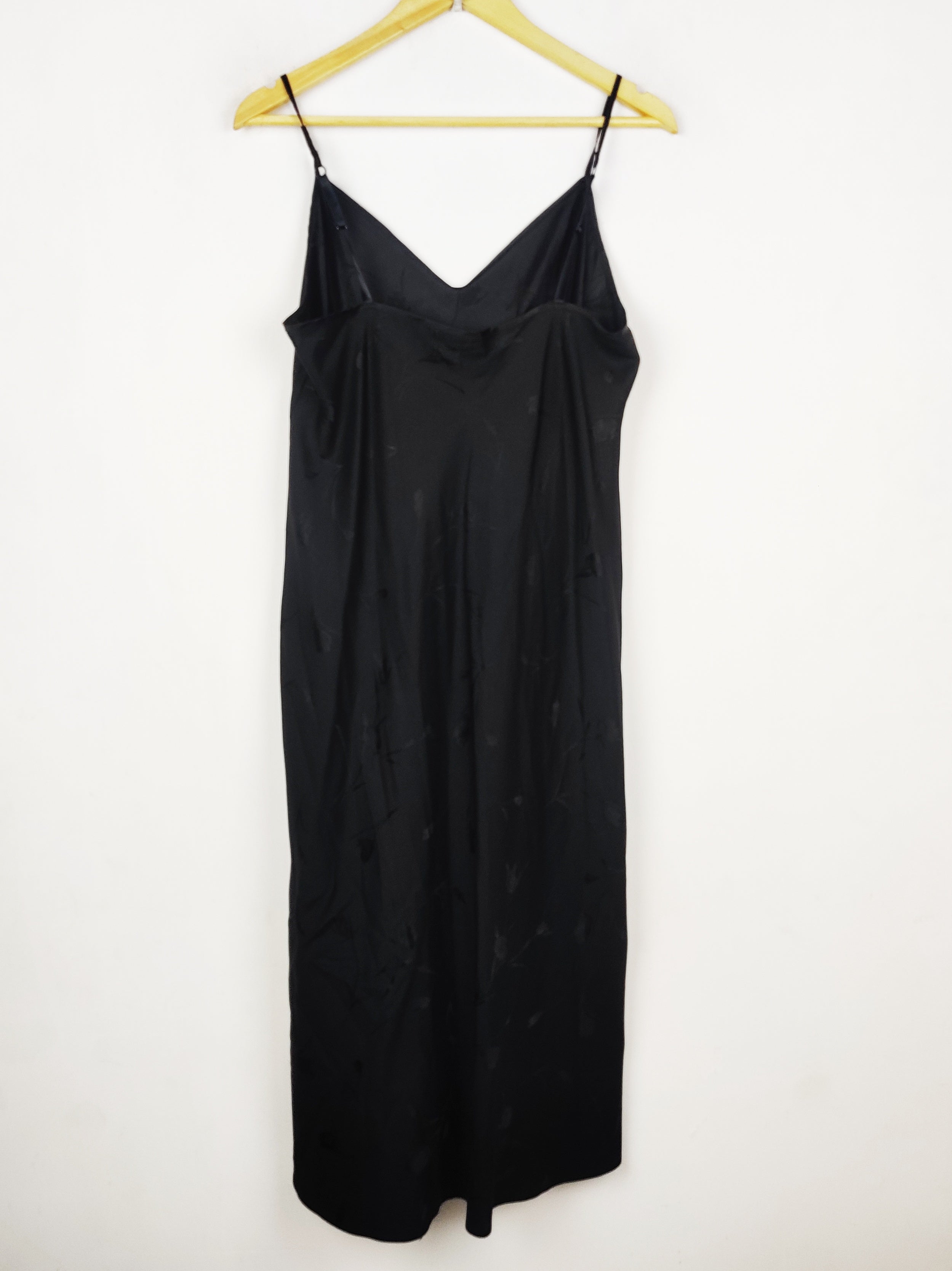 Buy online pre-used pre-loved 100% authentic & Original branded Marks & Spencer (NL-2736) available in Pakistan. Top international brands avilable.