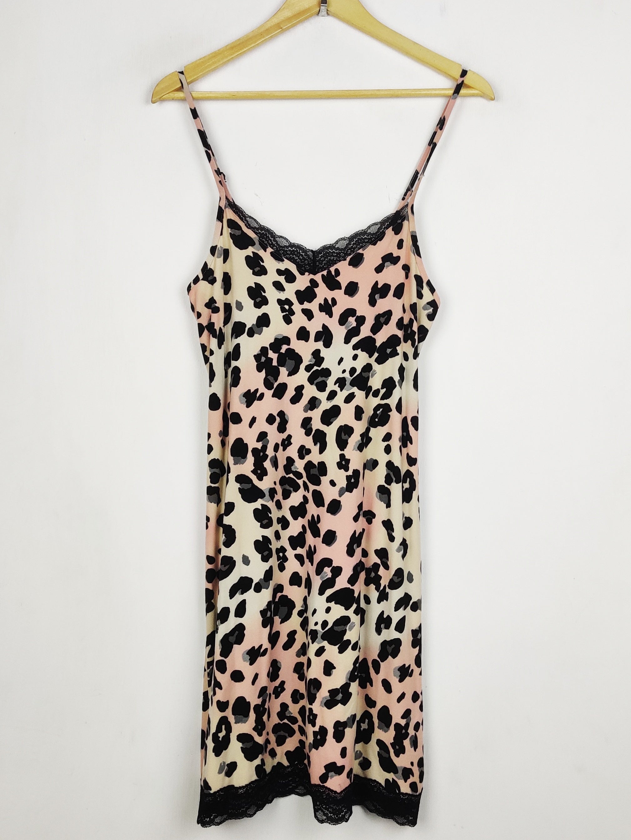 Buy online pre-used pre-loved 100% authentic & Original branded Love To Lounge (NL-2828) available in Pakistan. Top international brands avilable.