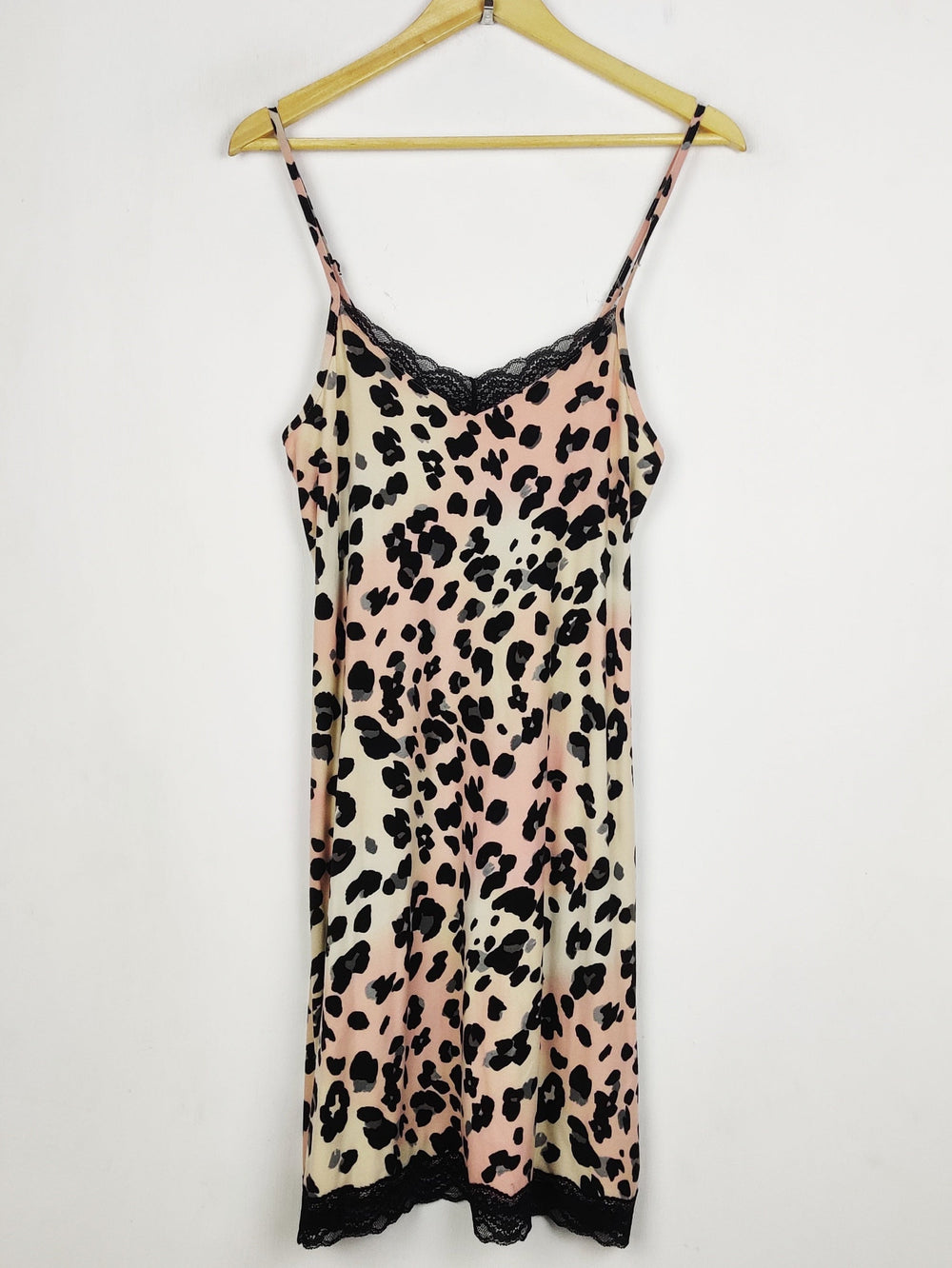 Buy online pre-used pre-loved 100% authentic & Original branded Love To Lounge (NL-2828) available in Pakistan. Top international brands avilable.