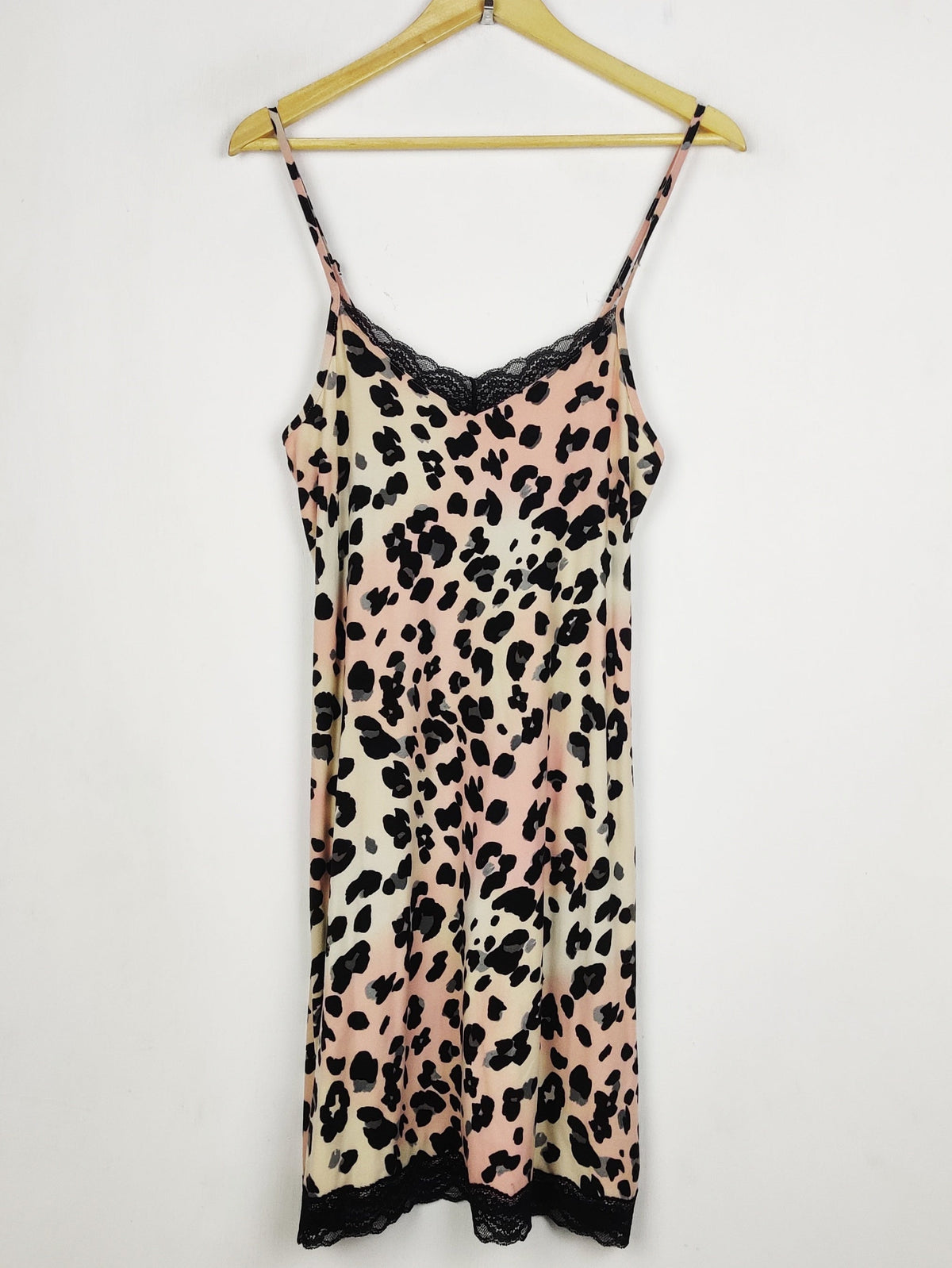Buy online pre-used pre-loved 100% authentic & Original branded Love To Lounge (NL-2828) available in Pakistan. Top international brands avilable.