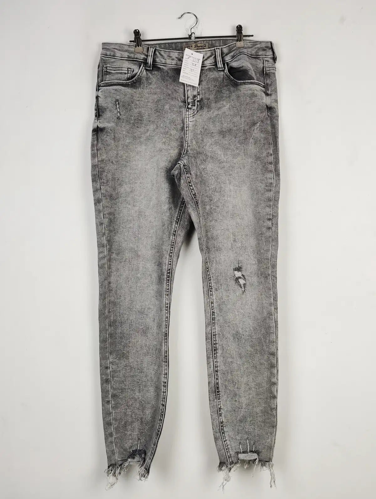 Buy online pre-used pre-loved 100% authentic & Original branded Denim (P-258) available in Pakistan. Top international brands avilable.