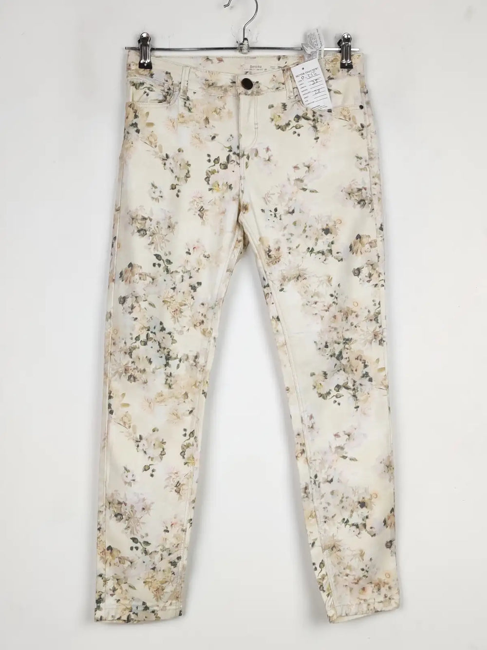 Buy online pre-used pre-loved 100% authentic & Original branded Bershka (P-354) available in Pakistan. Top international brands avilable.