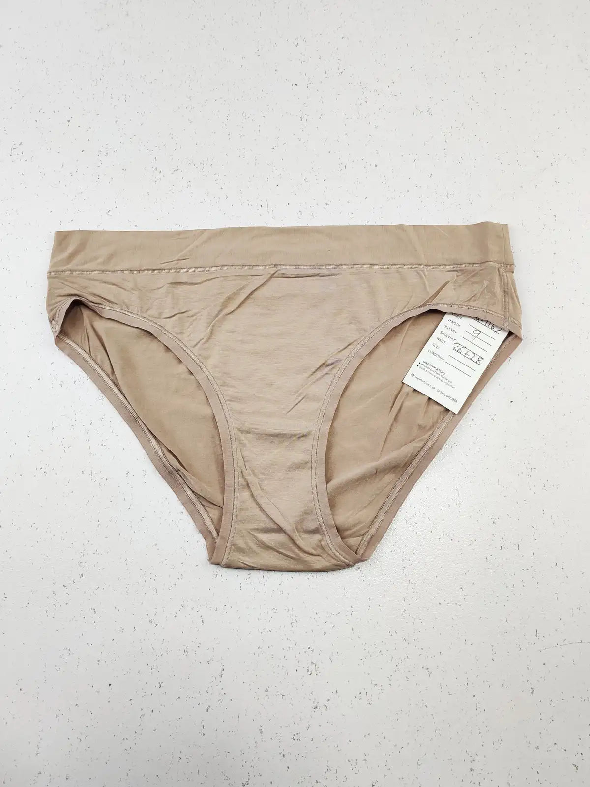 Buy online pre-used pre-loved 100% authentic & Original branded Unknown Brand (PU-1167) available in Pakistan. Top international brands avilable.