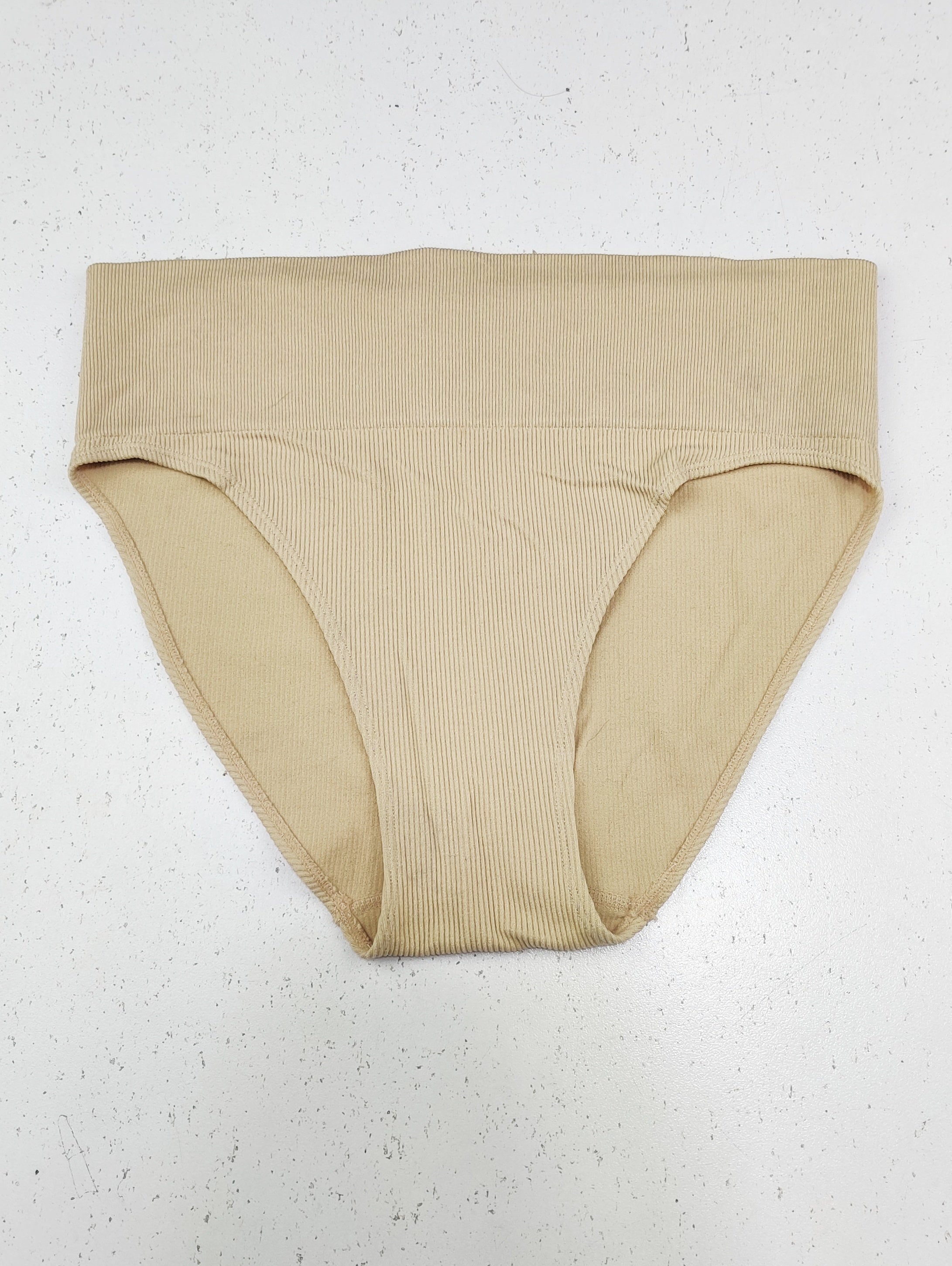Buy online pre-used pre-loved 100% authentic & Original branded Unknown Brand (PU-1921) available in Pakistan. Top international brands avilable.