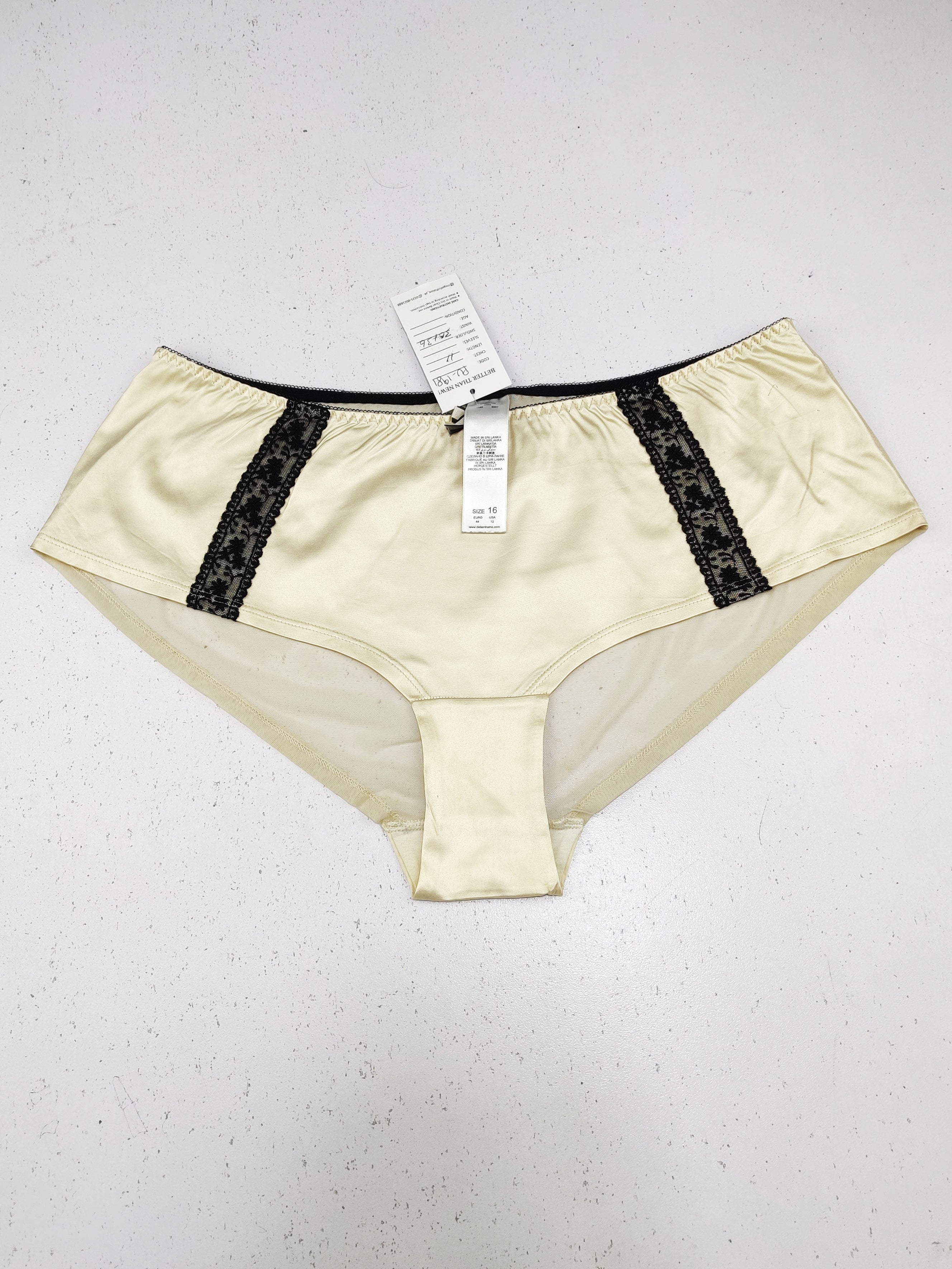 Buy online pre-used pre-loved 100% authentic & Original branded Unknown Brand (PU-1981) available in Pakistan. Top international brands avilable.