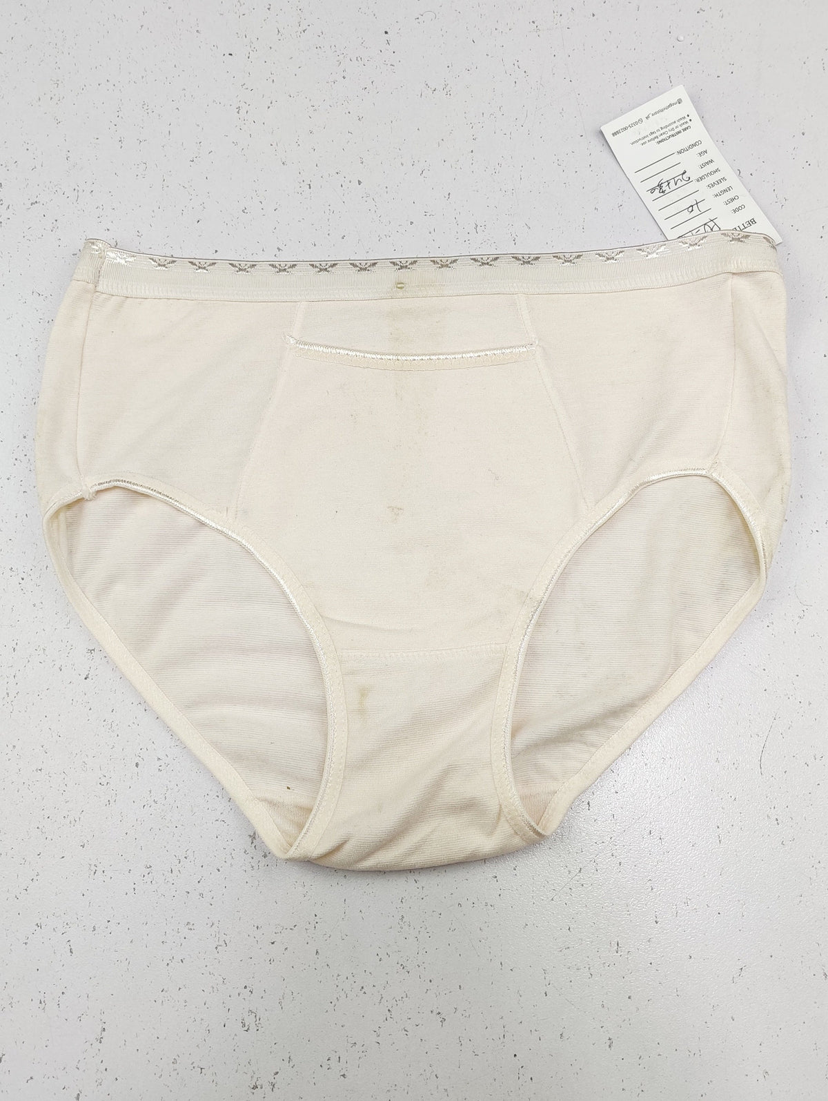 Buy online pre-used pre-loved 100% authentic & Original branded Unknown Brand (PU-1982) available in Pakistan. Top international brands avilable.
