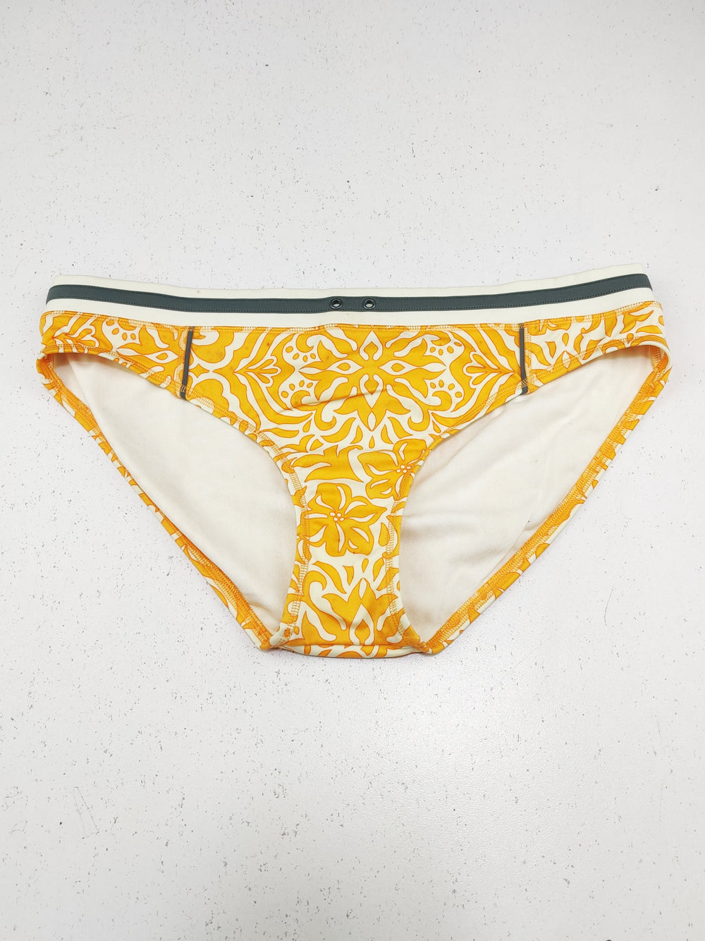 Buy online pre-used pre-loved 100% authentic & Original branded Unknown Brand (PU-2016) available in Pakistan. Top international brands avilable.
