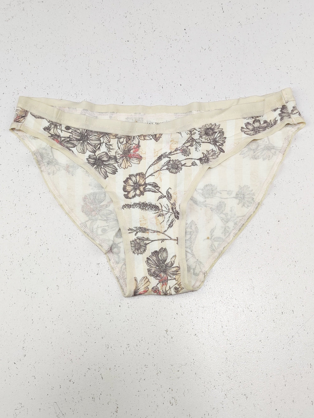 Buy online pre-used pre-loved 100% authentic & Original branded Victoria'S Secret (PU-2047) available in Pakistan. Top international brands avilable.