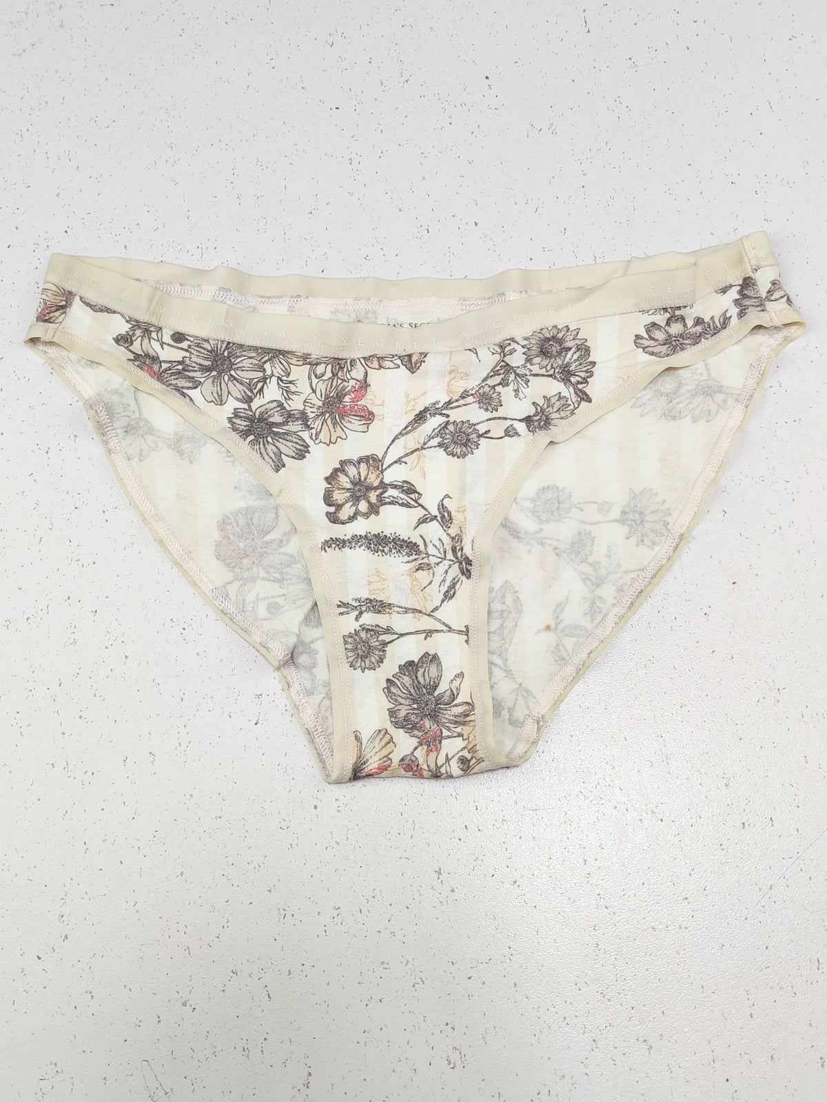 Buy online pre-used pre-loved 100% authentic & Original branded Victoria'S Secret (PU-2047) available in Pakistan. Top international brands avilable.