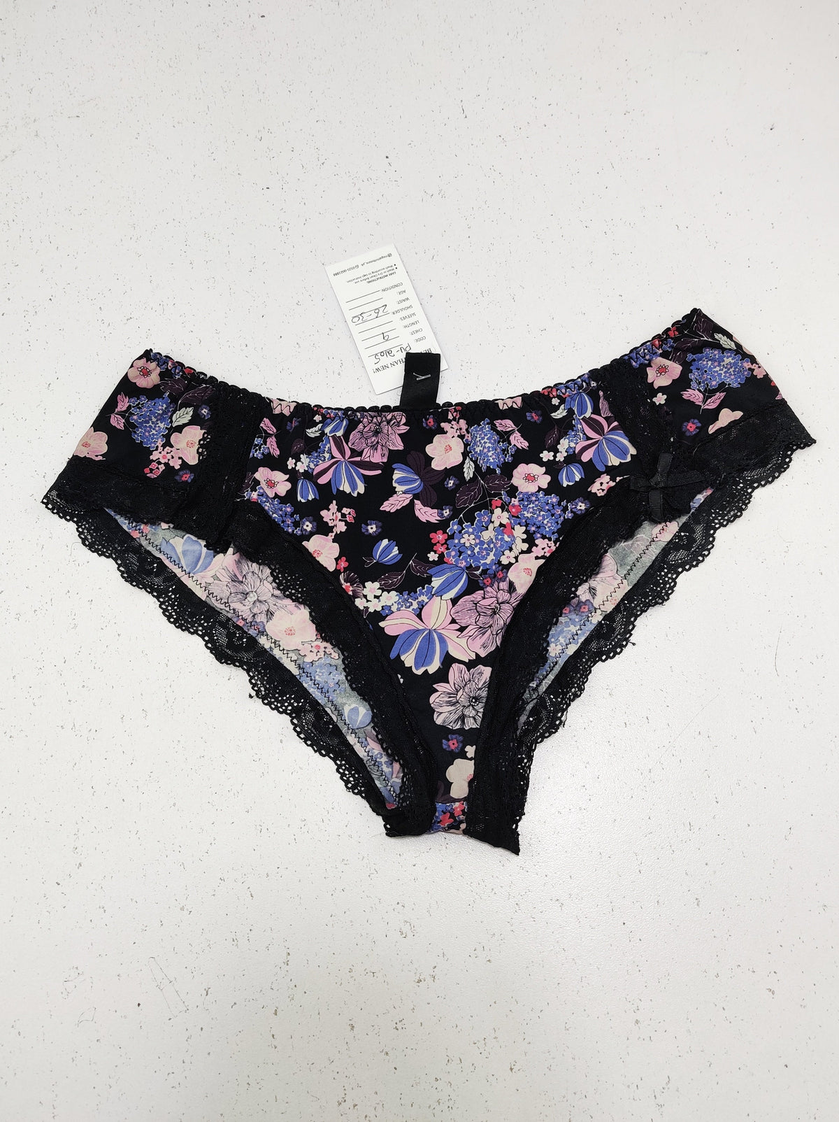 Buy online pre-used pre-loved 100% authentic & Original branded Unknown Brand (PU-2105) available in Pakistan. Top international brands avilable.