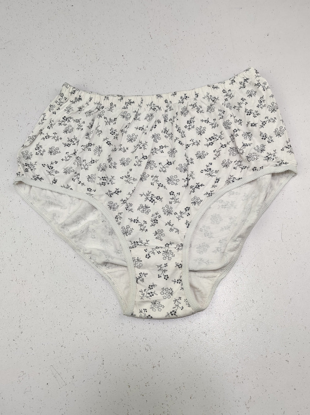 Buy online pre-used pre-loved 100% authentic & Original branded Unknown Brand (PU-2106) available in Pakistan. Top international brands avilable.